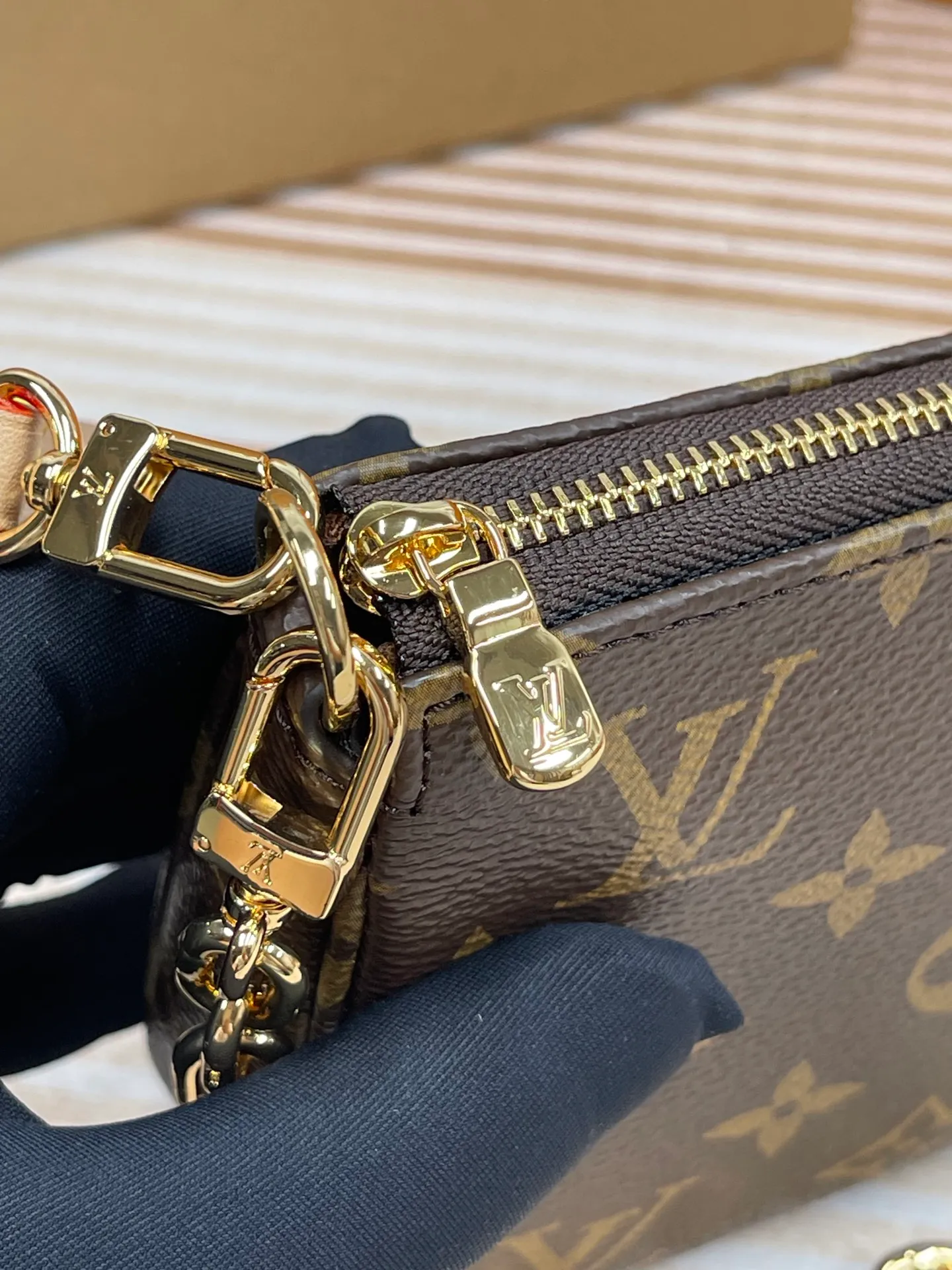 [Upgraded version] P500💰Upgraded version💕High quality* semi-steel hardware. New version of mahjong bag M82766 series with full set of packaging. Size 23.5 x 13.5 x 4 cm, one bag for multiple uses💃💄ps: A new chain is added, which makes it look less monotonous. The shoulder strap and chain can be connected together and can be worn cross-body, and they can be separated into armpit bags😜