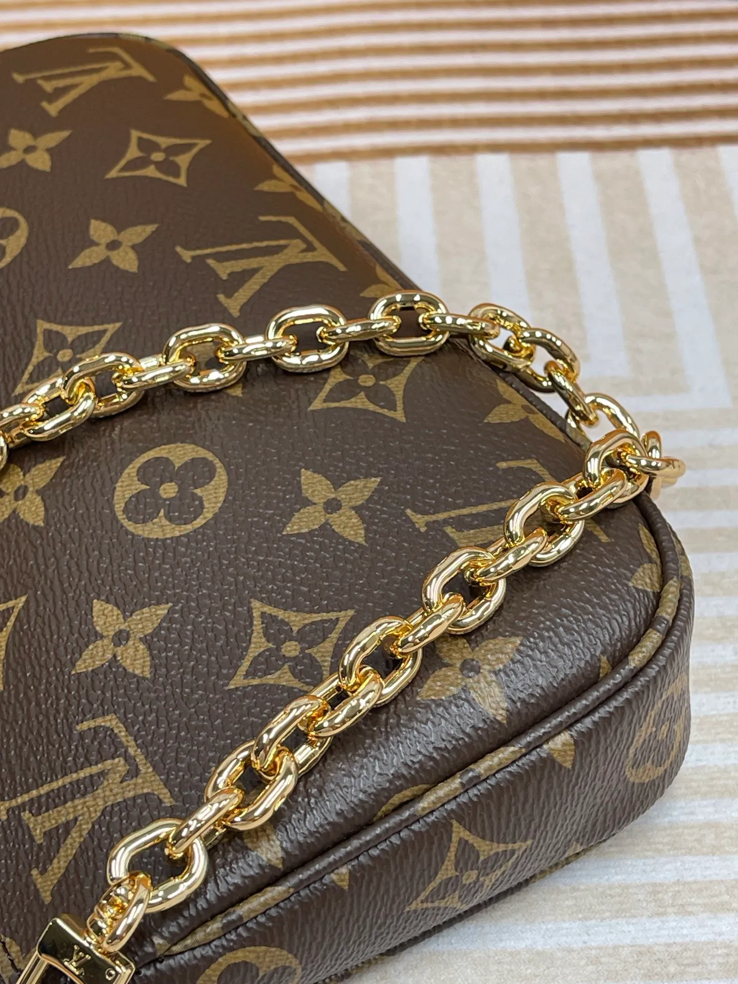 [Upgraded version] P500💰Upgraded version💕High quality* semi-steel hardware. New version of mahjong bag M82766 series with full set of packaging. Size 23.5 x 13.5 x 4 cm, one bag for multiple uses💃💄ps: A new chain is added, which makes it look less monotonous. The shoulder strap and chain can be connected together and can be worn cross-body, and they can be separated into armpit bags😜