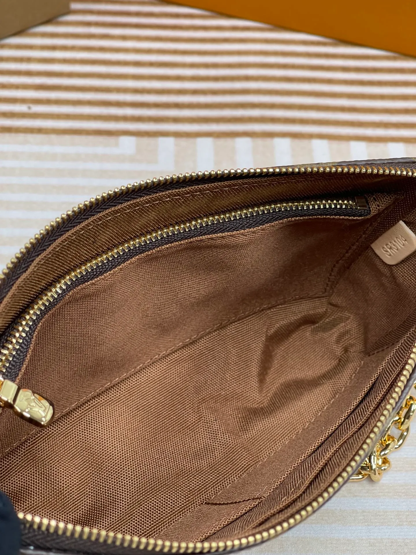 [Upgraded version] P500💰Upgraded version💕High quality* semi-steel hardware. New version of mahjong bag M82766 series with full set of packaging. Size 23.5 x 13.5 x 4 cm, one bag for multiple uses💃💄ps: A new chain is added, which makes it look less monotonous. The shoulder strap and chain can be connected together and can be worn cross-body, and they can be separated into armpit bags😜