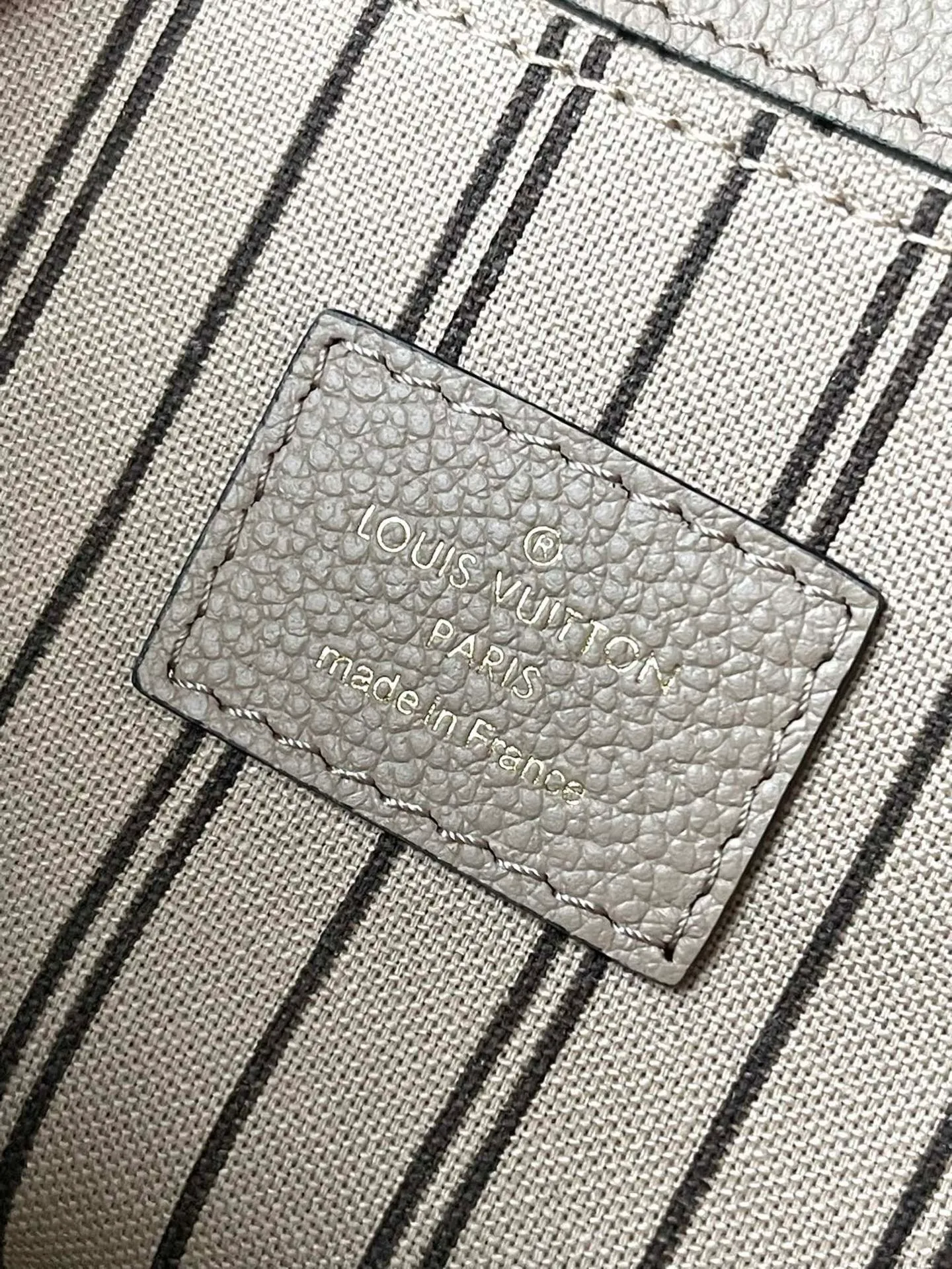 💰1040 (top layer leather) top original order M44881 supports counter inspection. The photo taken of duty-free goods is consistent with the product without opening the packaging. This product is an exclusive duty-free product in the market and is the highest-end product. Inspection is supported. This product has passed strict inspection and is flawless. Please wear gloves when touching the product. This product is not returnable or exchangeable. Please confirm the product first and then remove the label on the handle. This product is temporarily not open to the public, only regular customers, and is in short supply. Dimensions: 25 x 17 x 7 cm
