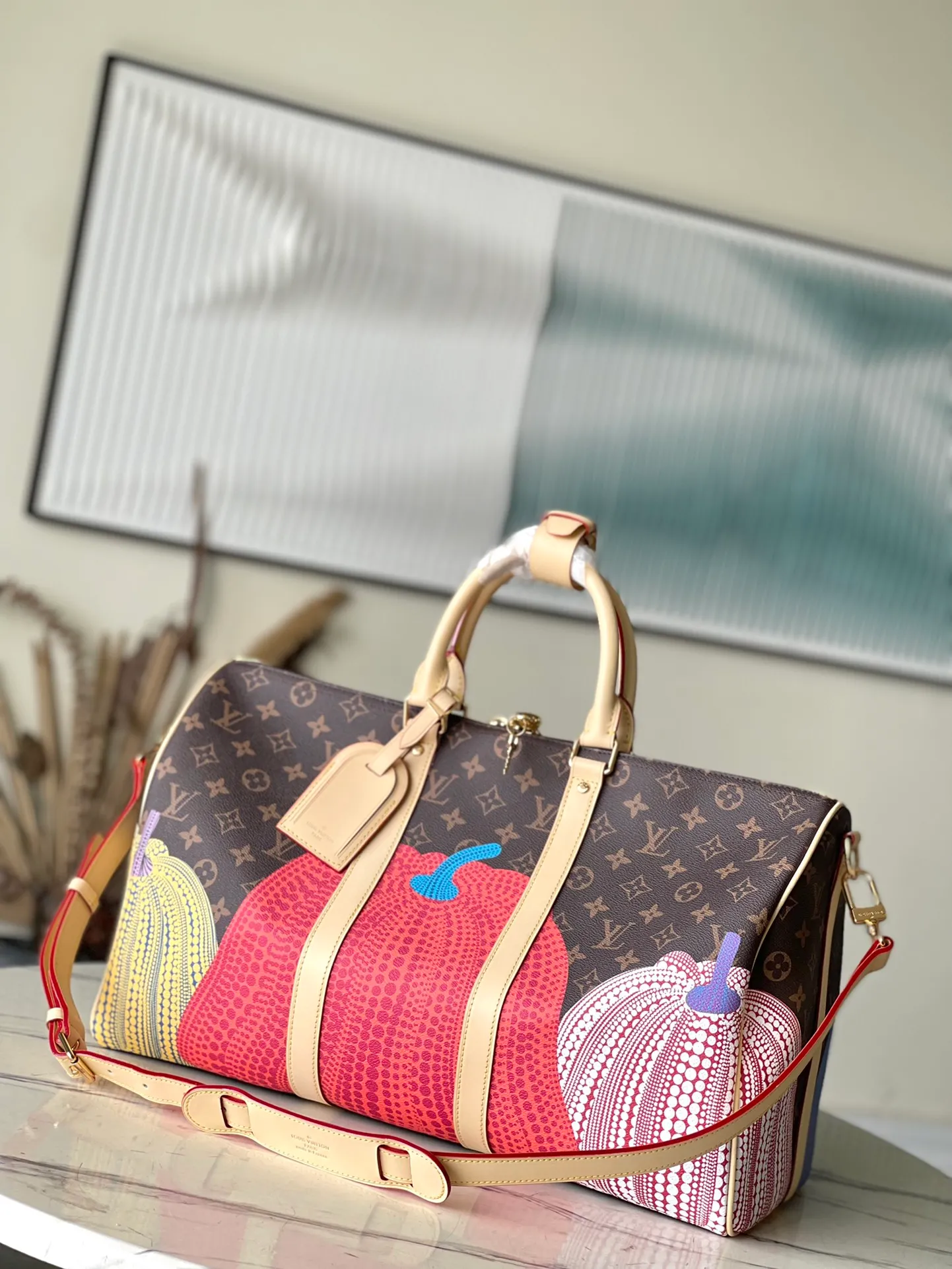 💰1160 Top original order M46471 x YK KEEPALL 45 travel bag Yayoi Kusama has been fond of depicting pumpkins since she was a child, a symbol of warmth and comfort. The psychedelic pumpkin pattern decorates the Monogram Eclipse Reverse canvas, which is another visual business card and a good choice for collection. Size: 45*27*20 cm
