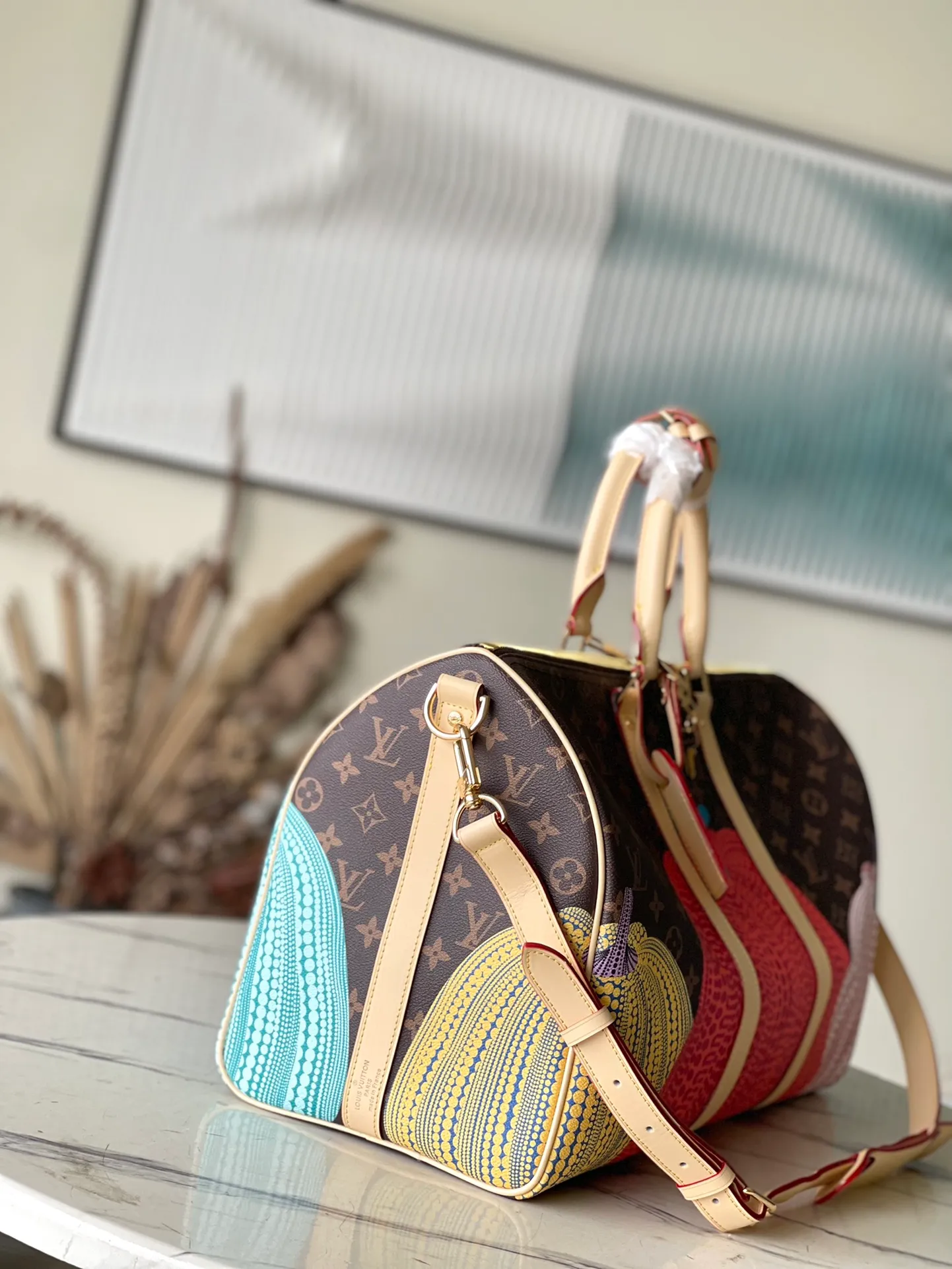 💰1160 Top original order M46471 x YK KEEPALL 45 travel bag Yayoi Kusama has been fond of depicting pumpkins since she was a child, a symbol of warmth and comfort. The psychedelic pumpkin pattern decorates the Monogram Eclipse Reverse canvas, which is another visual business card and a good choice for collection. Size: 45*27*20 cm