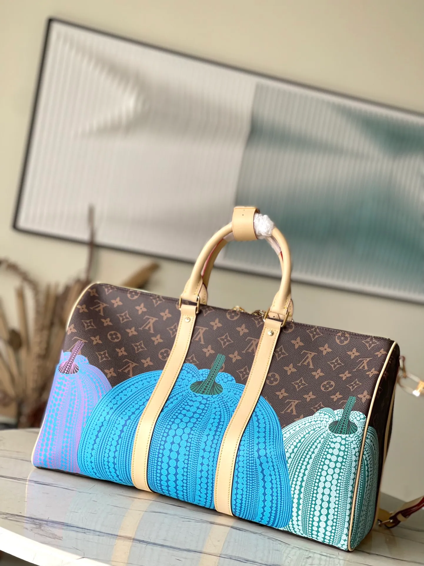 💰1160 Top original order M46471 x YK KEEPALL 45 travel bag Yayoi Kusama has been fond of depicting pumpkins since she was a child, a symbol of warmth and comfort. The psychedelic pumpkin pattern decorates the Monogram Eclipse Reverse canvas, which is another visual business card and a good choice for collection. Size: 45*27*20 cm