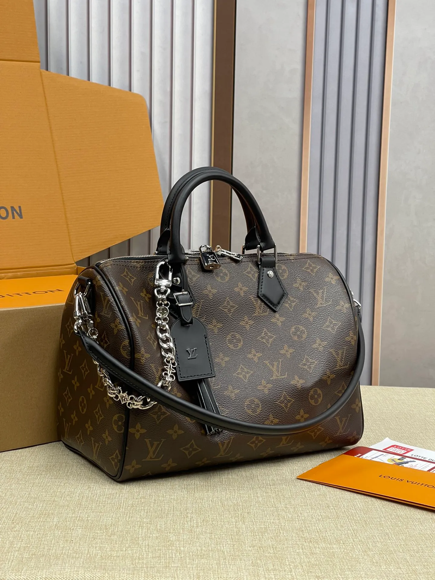 [Upgraded version] P580¥ Upgraded version·High quality·Packaged in a gift box🎁New pillow at the counter🌼Model M12243🔥Speedy Soft 30 Crafty handbag accompanies your journey with comfort. The Monogram coated canvas brings a soft texture, the leather lining and key bag are integrated with eye-catching touches, and the boarding pass and hard case decoration highlight the playfulness. An interior zippered pocket keeps your passport and other important items secure, and the Toron handle adds a gorgeous touch. 21 x 17 x 30 cm (height x width x length)