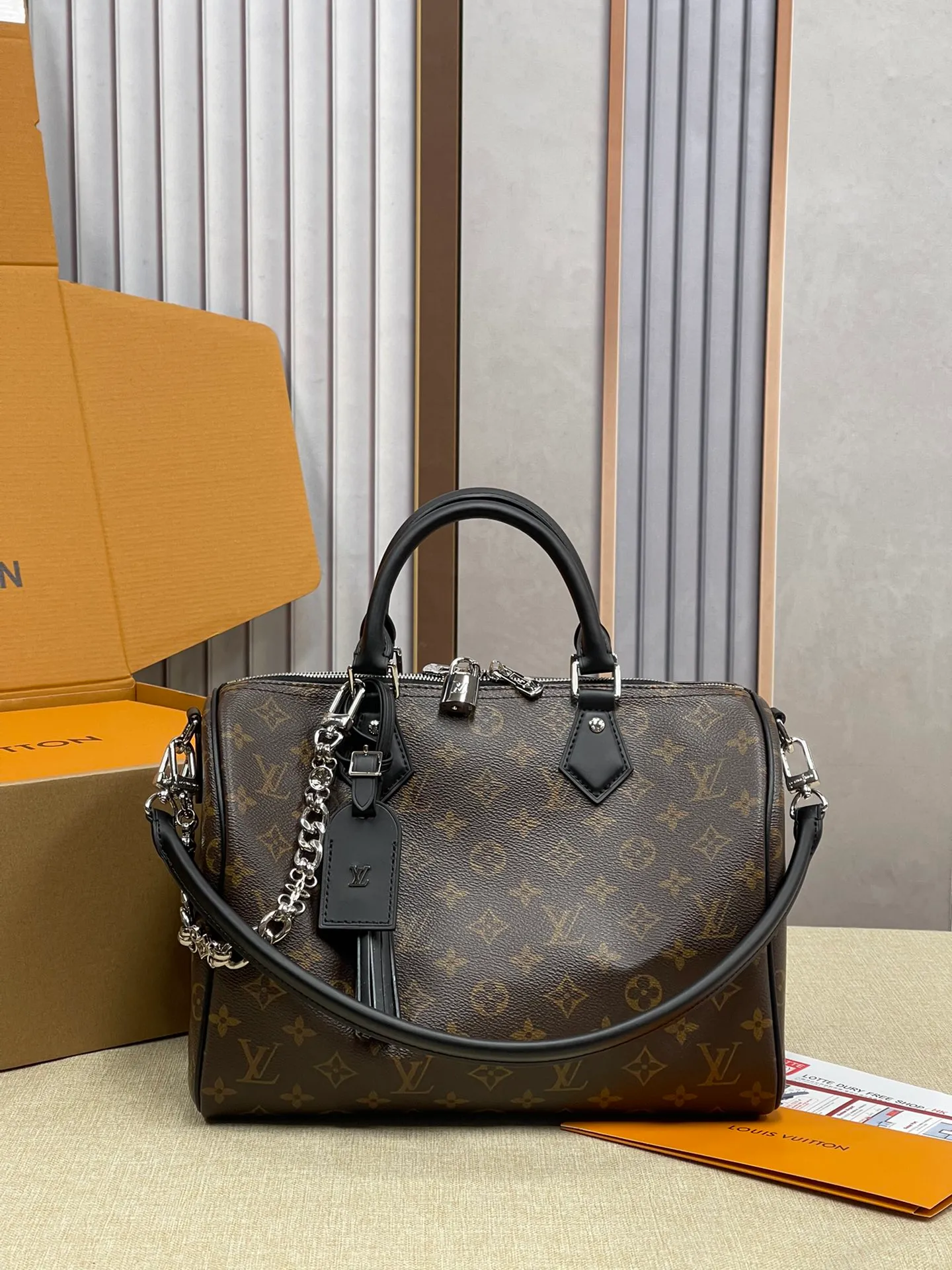 [Upgraded version] P580¥ Upgraded version·High quality·Packaged in a gift box🎁New pillow at the counter🌼Model M12243🔥Speedy Soft 30 Crafty handbag accompanies your journey with comfort. The Monogram coated canvas brings a soft texture, the leather lining and key bag are integrated with eye-catching touches, and the boarding pass and hard case decoration highlight the playfulness. An interior zippered pocket keeps your passport and other important items secure, and the Toron handle adds a gorgeous touch. 21 x 17 x 30 cm (height x width x length)