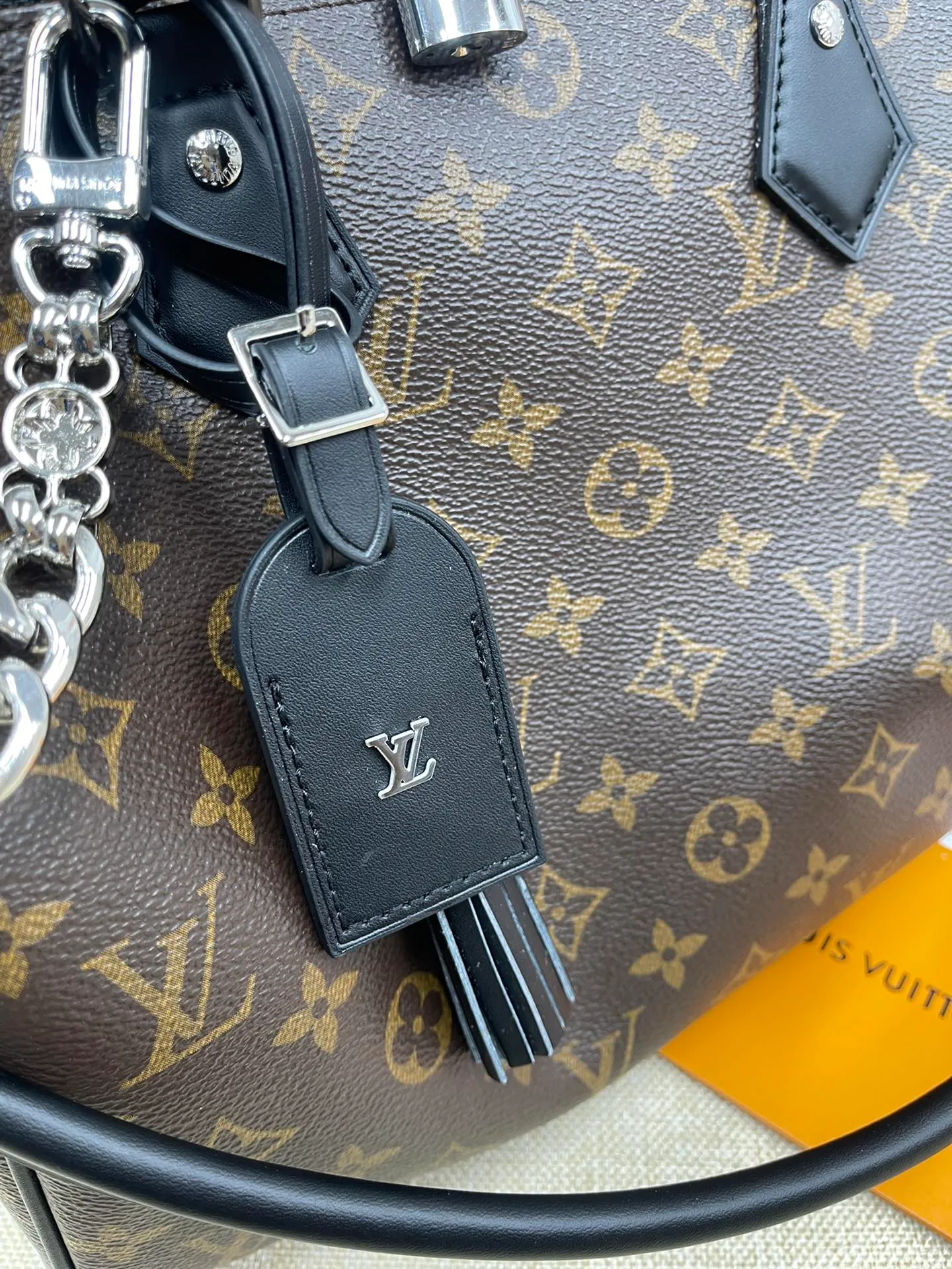 [Upgraded version] P580¥ Upgraded version·High quality·Packaged in a gift box🎁New pillow at the counter🌼Model M12243🔥Speedy Soft 30 Crafty handbag accompanies your journey with comfort. The Monogram coated canvas brings a soft texture, the leather lining and key bag are integrated with eye-catching touches, and the boarding pass and hard case decoration highlight the playfulness. An interior zippered pocket keeps your passport and other important items secure, and the Toron handle adds a gorgeous touch. 21 x 17 x 30 cm (height x width x length)