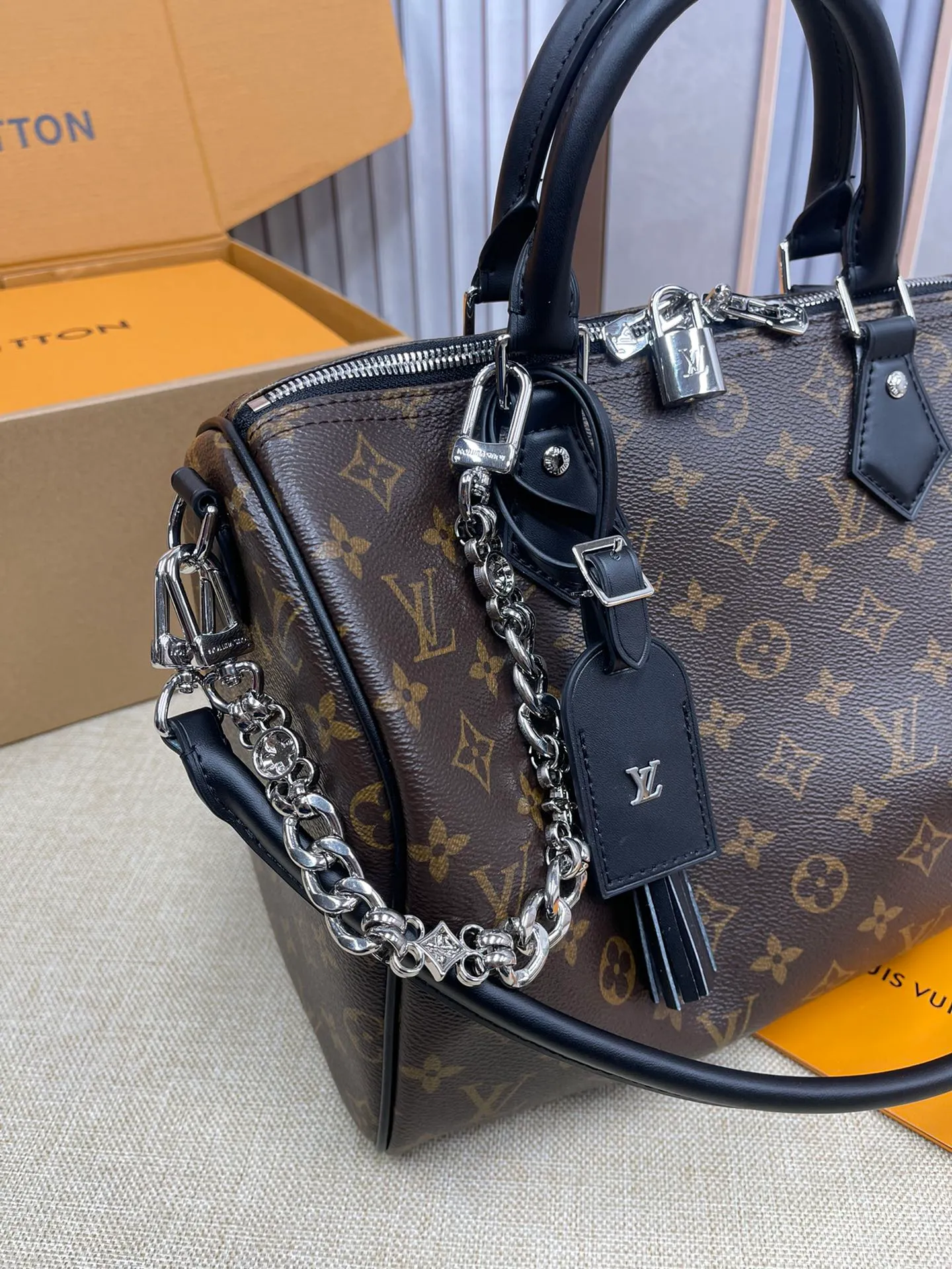[Upgraded version] P580¥ Upgraded version·High quality·Packaged in a gift box🎁New pillow at the counter🌼Model M12243🔥Speedy Soft 30 Crafty handbag accompanies your journey with comfort. The Monogram coated canvas brings a soft texture, the leather lining and key bag are integrated with eye-catching touches, and the boarding pass and hard case decoration highlight the playfulness. An interior zippered pocket keeps your passport and other important items secure, and the Toron handle adds a gorgeous touch. 21 x 17 x 30 cm (height x width x length)