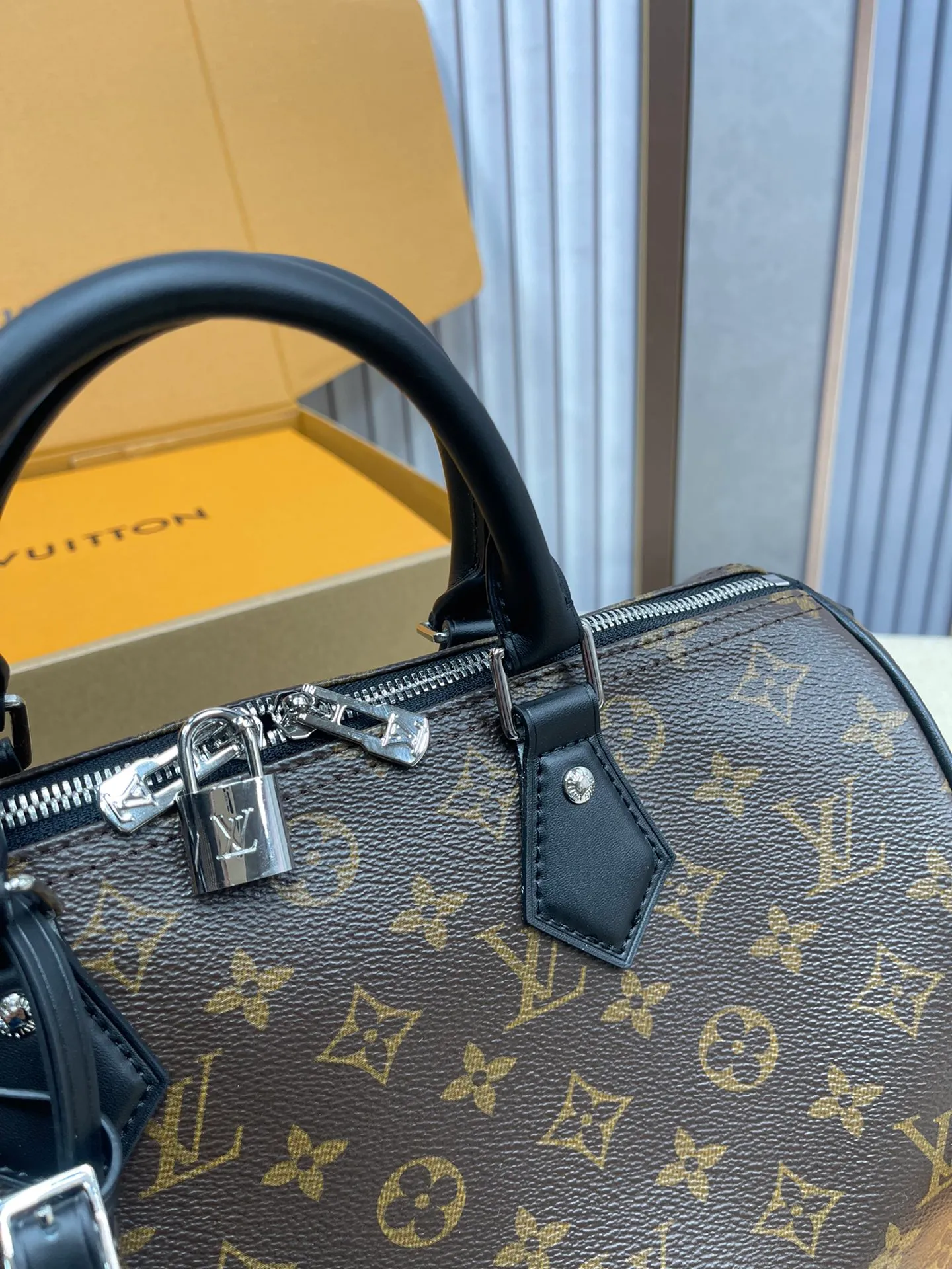 [Upgraded version] P580¥ Upgraded version·High quality·Packaged in a gift box🎁New pillow at the counter🌼Model M12243🔥Speedy Soft 30 Crafty handbag accompanies your journey with comfort. The Monogram coated canvas brings a soft texture, the leather lining and key bag are integrated with eye-catching touches, and the boarding pass and hard case decoration highlight the playfulness. An interior zippered pocket keeps your passport and other important items secure, and the Toron handle adds a gorgeous touch. 21 x 17 x 30 cm (height x width x length)