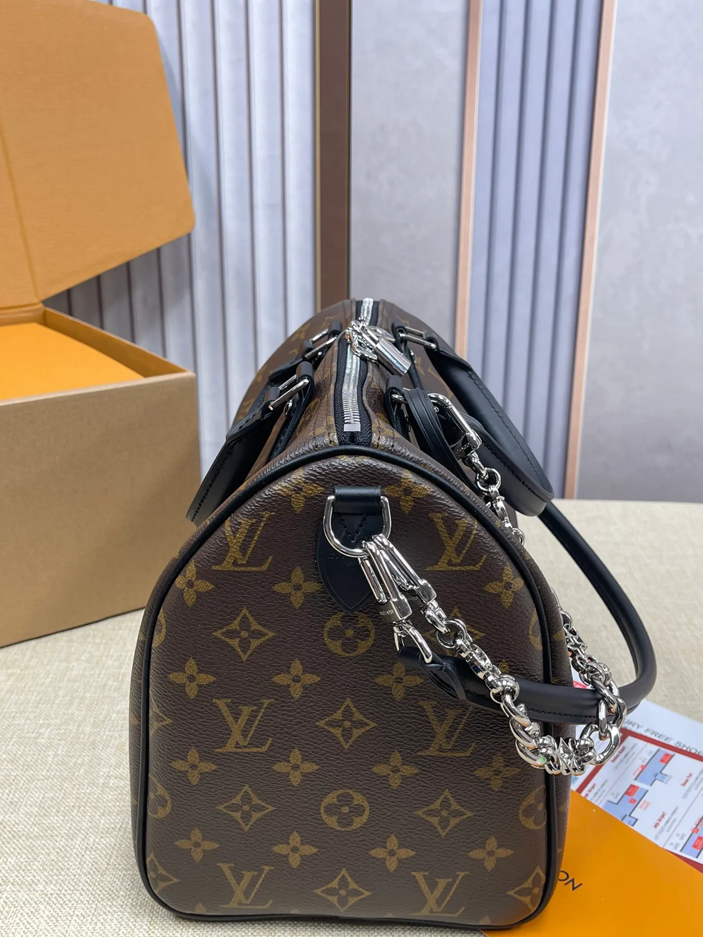 [Upgraded version] P580¥ Upgraded version·High quality·Packaged in a gift box🎁New pillow at the counter🌼Model M12243🔥Speedy Soft 30 Crafty handbag accompanies your journey with comfort. The Monogram coated canvas brings a soft texture, the leather lining and key bag are integrated with eye-catching touches, and the boarding pass and hard case decoration highlight the playfulness. An interior zippered pocket keeps your passport and other important items secure, and the Toron handle adds a gorgeous touch. 21 x 17 x 30 cm (height x width x length)