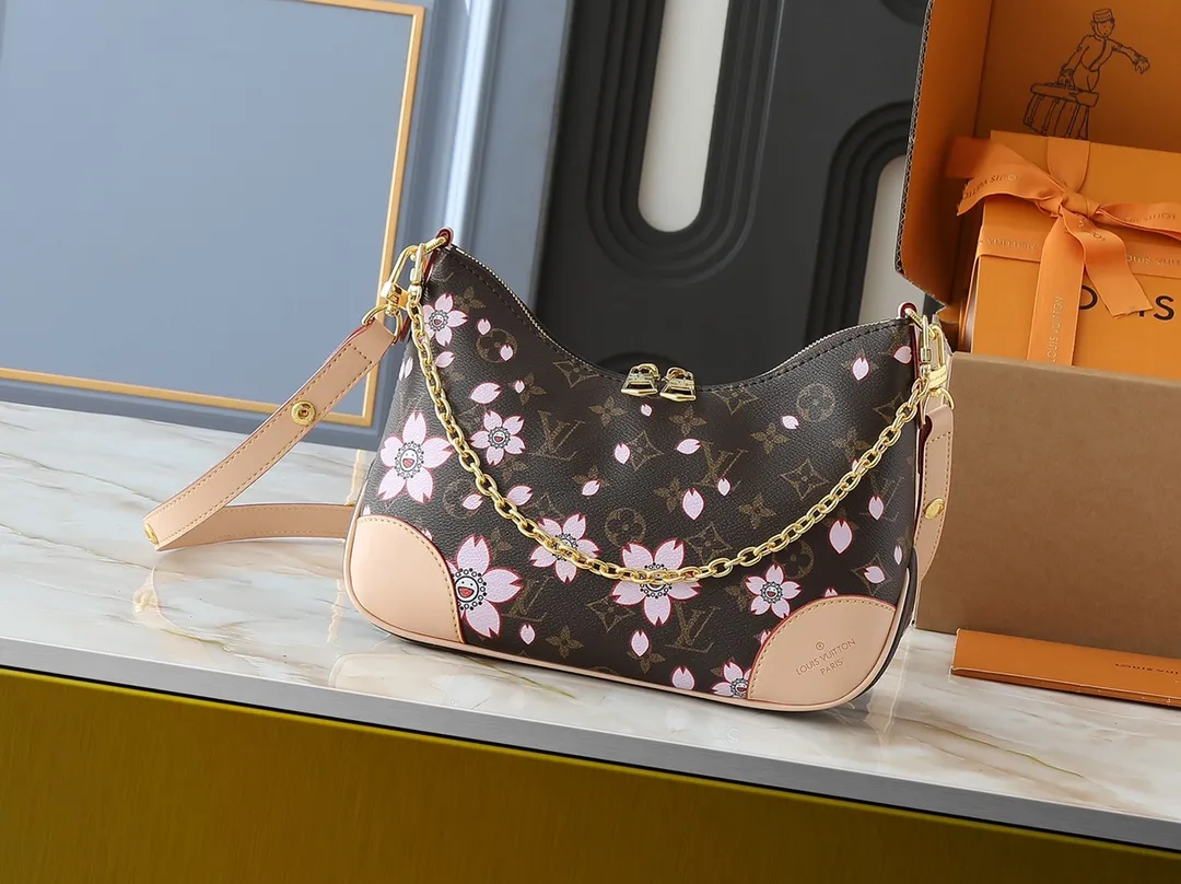 💰260💰Upgraded from the original M45832 presbyopic yellow leather M45831 presbyopic black Odeon small handbag, using Monogram canvas and reinforced leather corners to convey a retro feel. The adjustable shoulder strap makes it easy to carry on the shoulder or across the body, and the zipper allows easy access to your belongings. Dimensions: 27.0 x 16.0 x 10.0 cm