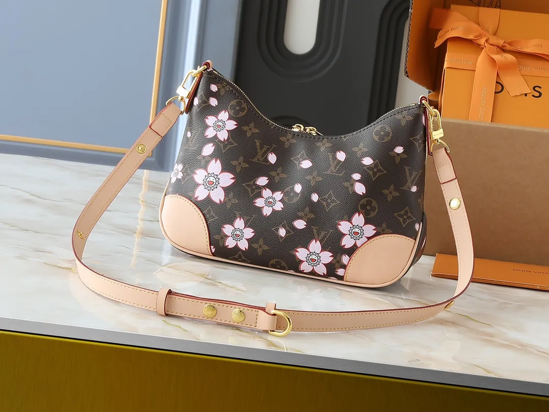 💰260💰Upgraded from the original M45832 presbyopic yellow leather M45831 presbyopic black Odeon small handbag, using Monogram canvas and reinforced leather corners to convey a retro feel. The adjustable shoulder strap makes it easy to carry on the shoulder or across the body, and the zipper allows easy access to your belongings. Dimensions: 27.0 x 16.0 x 10.0 cm