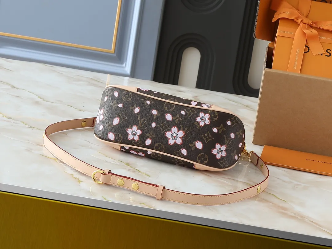 💰260💰Upgraded from the original M45832 presbyopic yellow leather M45831 presbyopic black Odeon small handbag, using Monogram canvas and reinforced leather corners to convey a retro feel. The adjustable shoulder strap makes it easy to carry on the shoulder or across the body, and the zipper allows easy access to your belongings. Dimensions: 27.0 x 16.0 x 10.0 cm