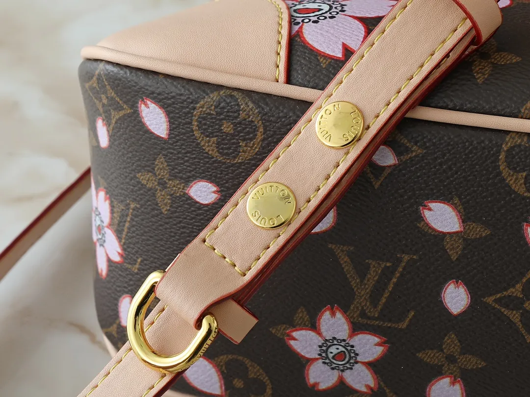 💰260💰Upgraded from the original M45832 presbyopic yellow leather M45831 presbyopic black Odeon small handbag, using Monogram canvas and reinforced leather corners to convey a retro feel. The adjustable shoulder strap makes it easy to carry on the shoulder or across the body, and the zipper allows easy access to your belongings. Dimensions: 27.0 x 16.0 x 10.0 cm