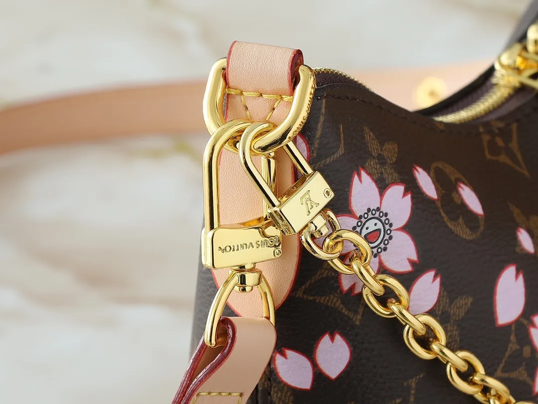 💰260💰Upgraded from the original M45832 presbyopic yellow leather M45831 presbyopic black Odeon small handbag, using Monogram canvas and reinforced leather corners to convey a retro feel. The adjustable shoulder strap makes it easy to carry on the shoulder or across the body, and the zipper allows easy access to your belongings. Dimensions: 27.0 x 16.0 x 10.0 cm