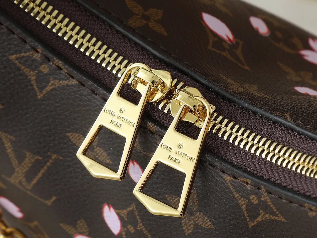 💰260💰Upgraded from the original M45832 presbyopic yellow leather M45831 presbyopic black Odeon small handbag, using Monogram canvas and reinforced leather corners to convey a retro feel. The adjustable shoulder strap makes it easy to carry on the shoulder or across the body, and the zipper allows easy access to your belongings. Dimensions: 27.0 x 16.0 x 10.0 cm