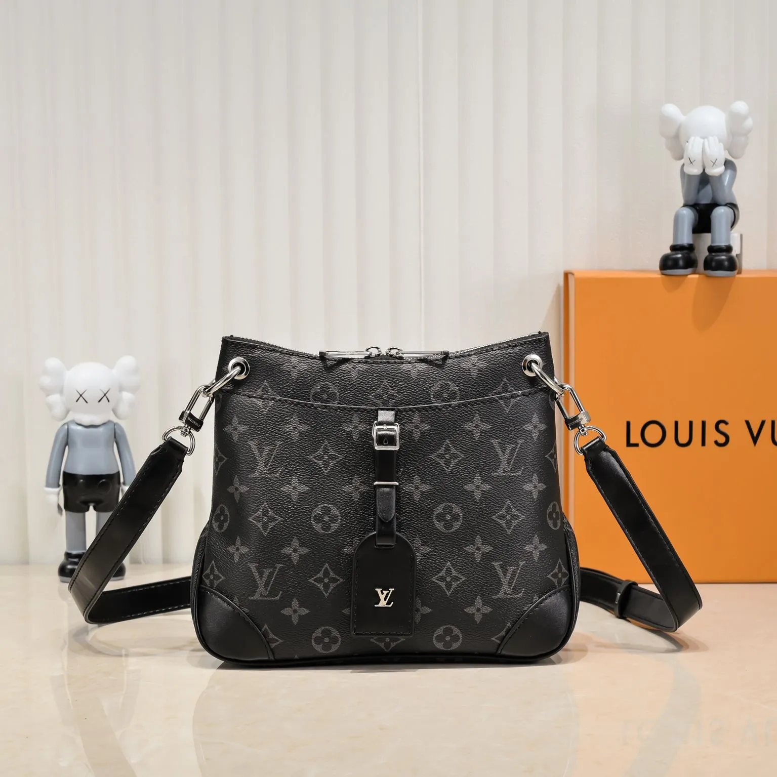 💰Large 300💰💰Small 280💰Upgraded from the original M45353 M45354 M45355 A new Odeon medium and small handbag is launched in the autumn and winter of 2020, using Monogram canvas and reinforced leather corners to convey a retro feel. The adjustable shoulder strap makes it easy to carry on the shoulder or across the body, and the zipper allows easy access to your belongings. Monogram coated canvas Semi-distressed vegetable tanned leather Natural cowhide and colorful cowhide trim Textile lining Metal hardware Leather corners Shoulder strap loops Double zip closure External patch pocket with magnetic closure