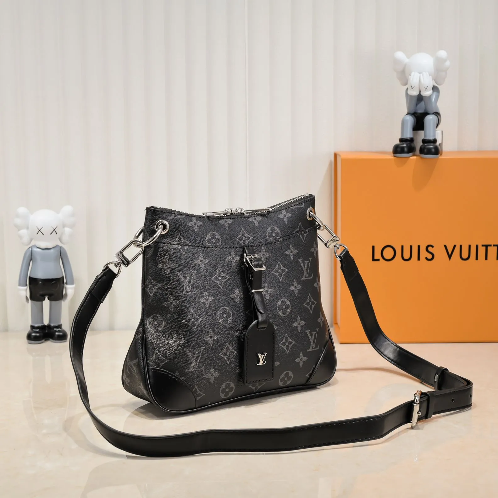 💰Large 300💰💰Small 280💰Upgraded from the original M45353 M45354 M45355 A new Odeon medium and small handbag is launched in the autumn and winter of 2020, using Monogram canvas and reinforced leather corners to convey a retro feel. The adjustable shoulder strap makes it easy to carry on the shoulder or across the body, and the zipper allows easy access to your belongings. Monogram coated canvas Semi-distressed vegetable tanned leather Natural cowhide and colorful cowhide trim Textile lining Metal hardware Leather corners Shoulder strap loops Double zip closure External patch pocket with magnetic closure