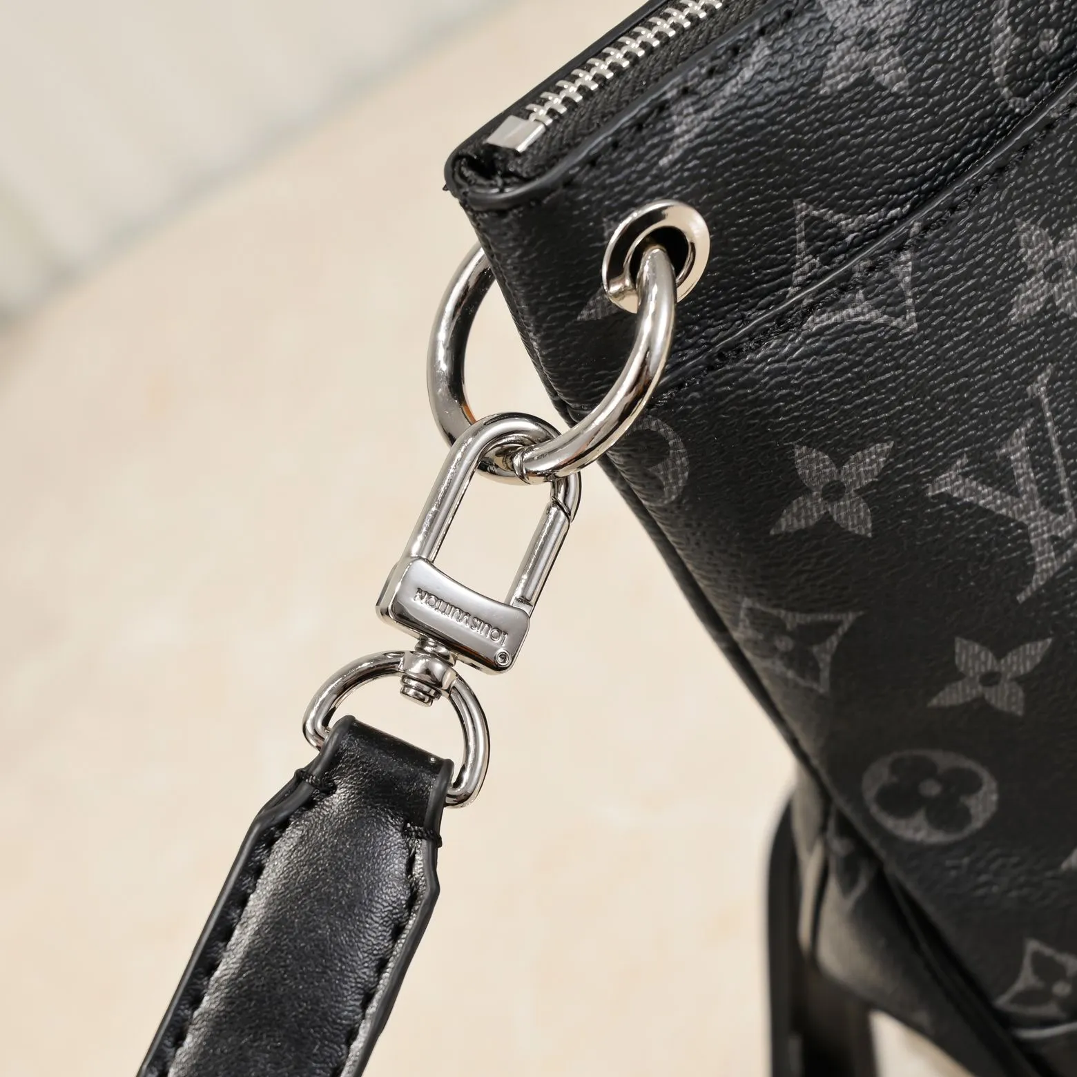 💰Large 300💰💰Small 280💰Upgraded from the original M45353 M45354 M45355 A new Odeon medium and small handbag is launched in the autumn and winter of 2020, using Monogram canvas and reinforced leather corners to convey a retro feel. The adjustable shoulder strap makes it easy to carry on the shoulder or across the body, and the zipper allows easy access to your belongings. Monogram coated canvas Semi-distressed vegetable tanned leather Natural cowhide and colorful cowhide trim Textile lining Metal hardware Leather corners Shoulder strap loops Double zip closure External patch pocket with magnetic closure