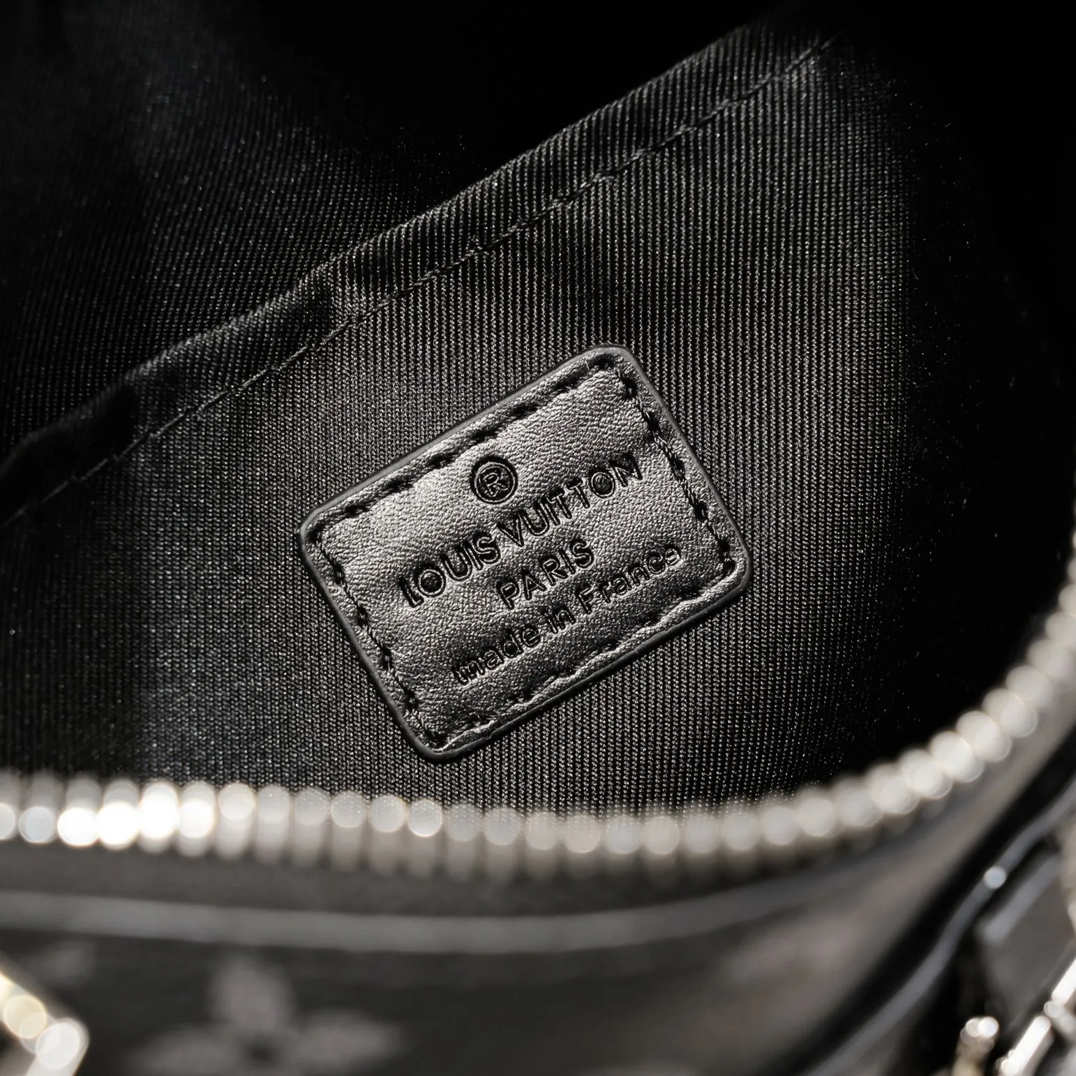 💰Large 300💰💰Small 280💰Upgraded from the original M45353 M45354 M45355 A new Odeon medium and small handbag is launched in the autumn and winter of 2020, using Monogram canvas and reinforced leather corners to convey a retro feel. The adjustable shoulder strap makes it easy to carry on the shoulder or across the body, and the zipper allows easy access to your belongings. Monogram coated canvas Semi-distressed vegetable tanned leather Natural cowhide and colorful cowhide trim Textile lining Metal hardware Leather corners Shoulder strap loops Double zip closure External patch pocket with magnetic closure