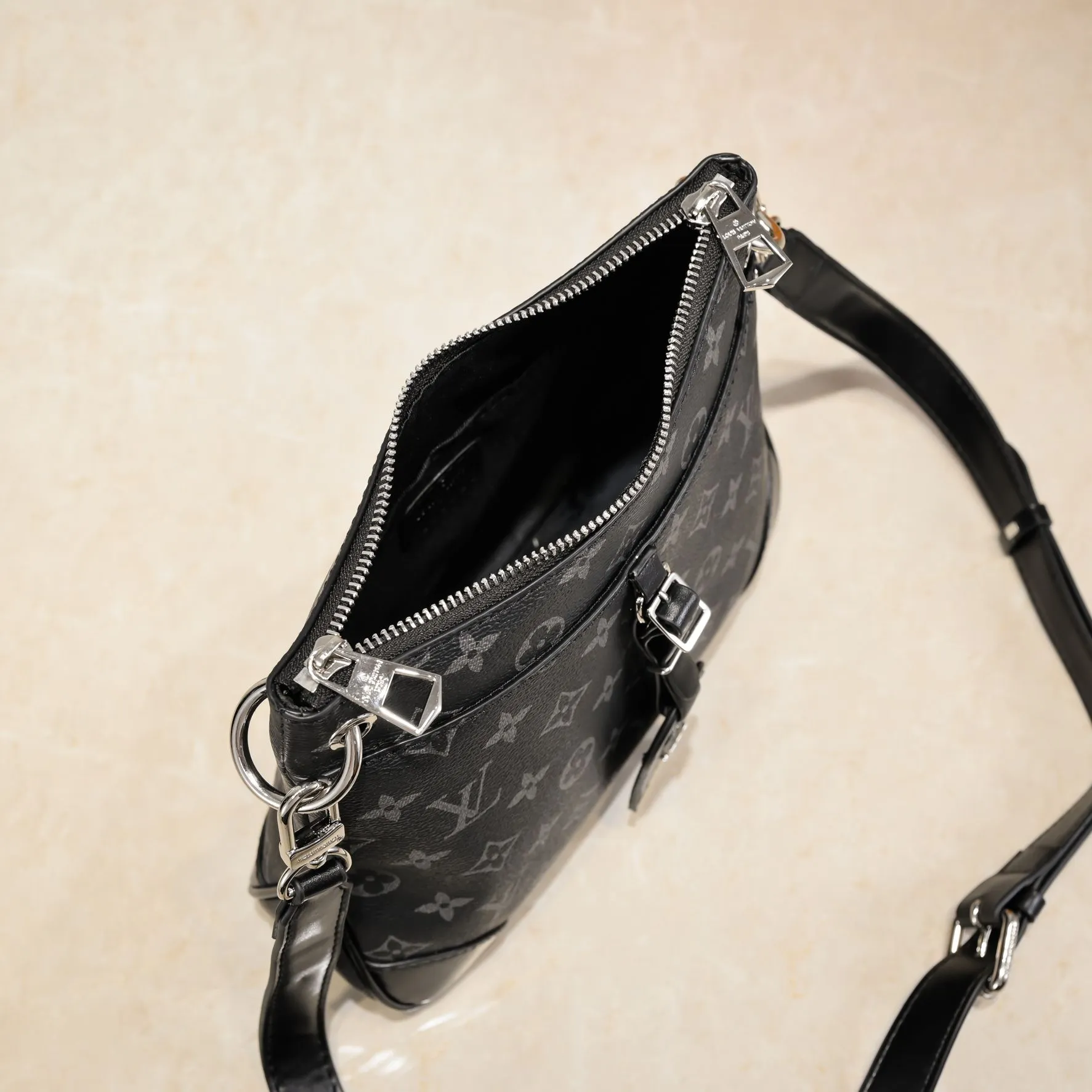 💰Large 300💰💰Small 280💰Upgraded from the original M45353 M45354 M45355 A new Odeon medium and small handbag is launched in the autumn and winter of 2020, using Monogram canvas and reinforced leather corners to convey a retro feel. The adjustable shoulder strap makes it easy to carry on the shoulder or across the body, and the zipper allows easy access to your belongings. Monogram coated canvas Semi-distressed vegetable tanned leather Natural cowhide and colorful cowhide trim Textile lining Metal hardware Leather corners Shoulder strap loops Double zip closure External patch pocket with magnetic closure