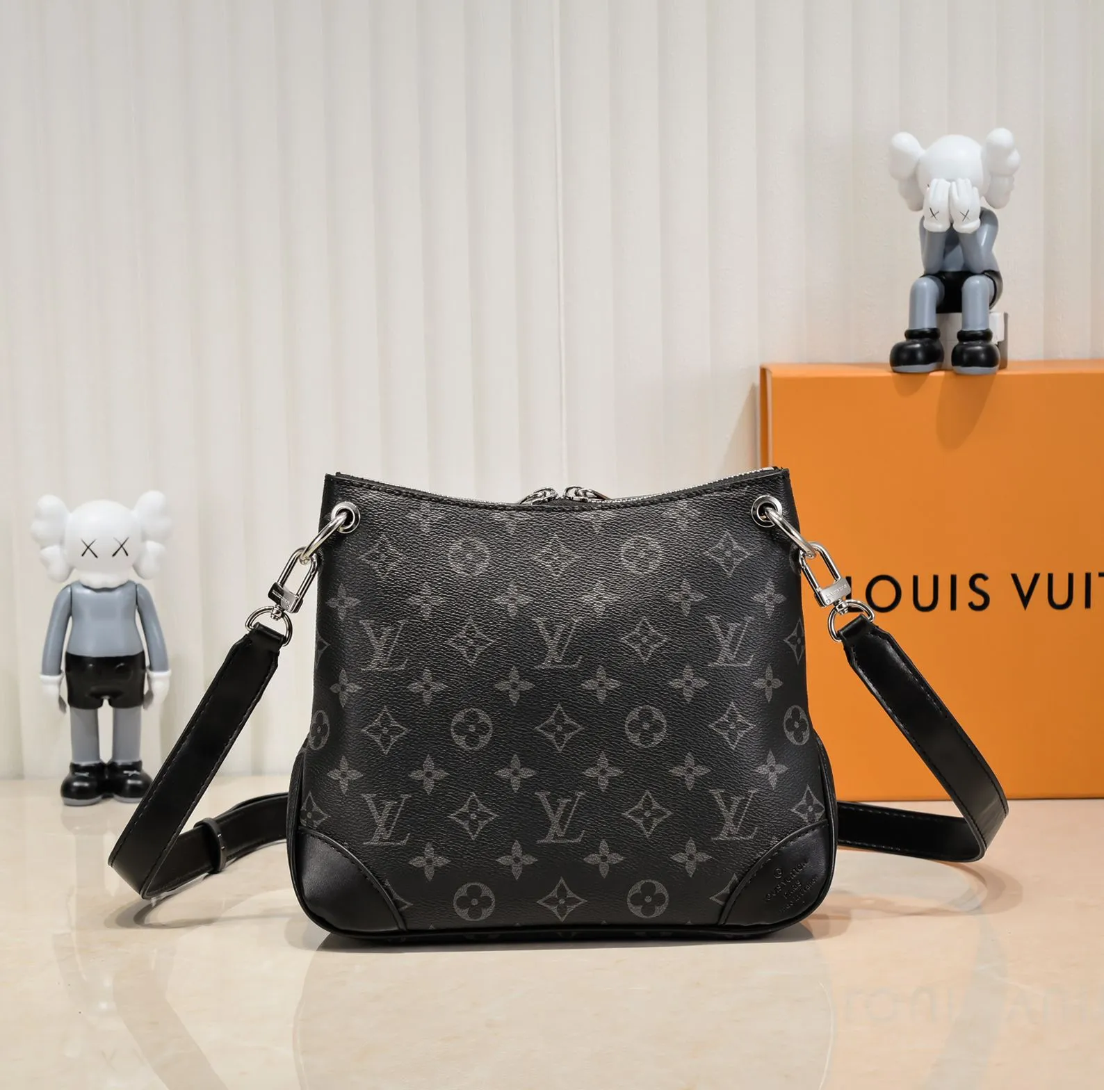 💰Large 300💰💰Small 280💰Upgraded from the original M45353 M45354 M45355 A new Odeon medium and small handbag is launched in the autumn and winter of 2020, using Monogram canvas and reinforced leather corners to convey a retro feel. The adjustable shoulder strap makes it easy to carry on the shoulder or across the body, and the zipper allows easy access to your belongings. Monogram coated canvas Semi-distressed vegetable tanned leather Natural cowhide and colorful cowhide trim Textile lining Metal hardware Leather corners Shoulder strap loops Double zip closure External patch pocket with magnetic closure