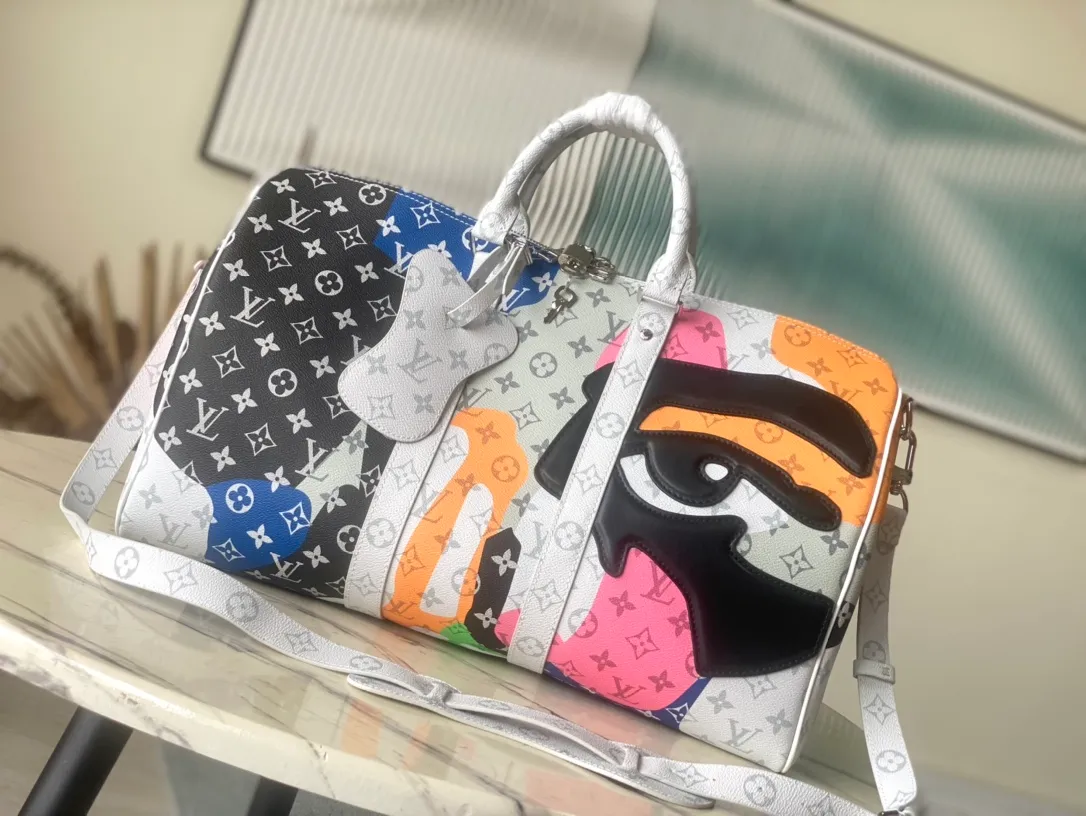 💰1480 Top Original Order M23160 This Keepall Bandouliere45 travel bag combines Monogram coated canvas and cow leather, injecting fashion into the LV Portrait series. The abstract splicing on the Monogram pattern forms a mysterious face outline, and the eye-shaped leather patches on the front and rear enhance the three-dimensional look. Dimensions: 45 × 27 × 20 cm