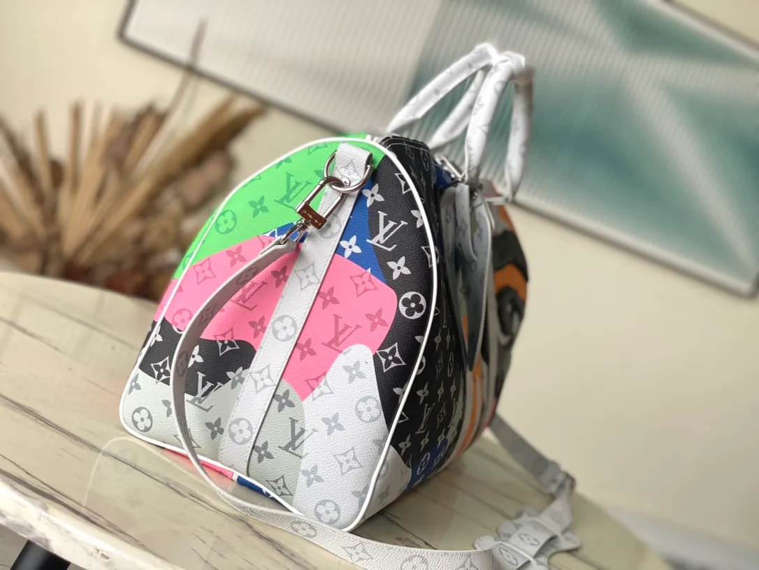 💰1480 Top Original Order M23160 This Keepall Bandouliere45 travel bag combines Monogram coated canvas and cow leather, injecting fashion into the LV Portrait series. The abstract splicing on the Monogram pattern forms a mysterious face outline, and the eye-shaped leather patches on the front and rear enhance the three-dimensional look. Dimensions: 45 × 27 × 20 cm