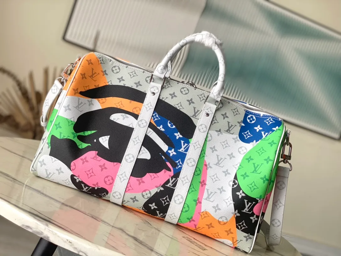 💰1480 Top Original Order M23160 This Keepall Bandouliere45 travel bag combines Monogram coated canvas and cow leather, injecting fashion into the LV Portrait series. The abstract splicing on the Monogram pattern forms a mysterious face outline, and the eye-shaped leather patches on the front and rear enhance the three-dimensional look. Dimensions: 45 × 27 × 20 cm