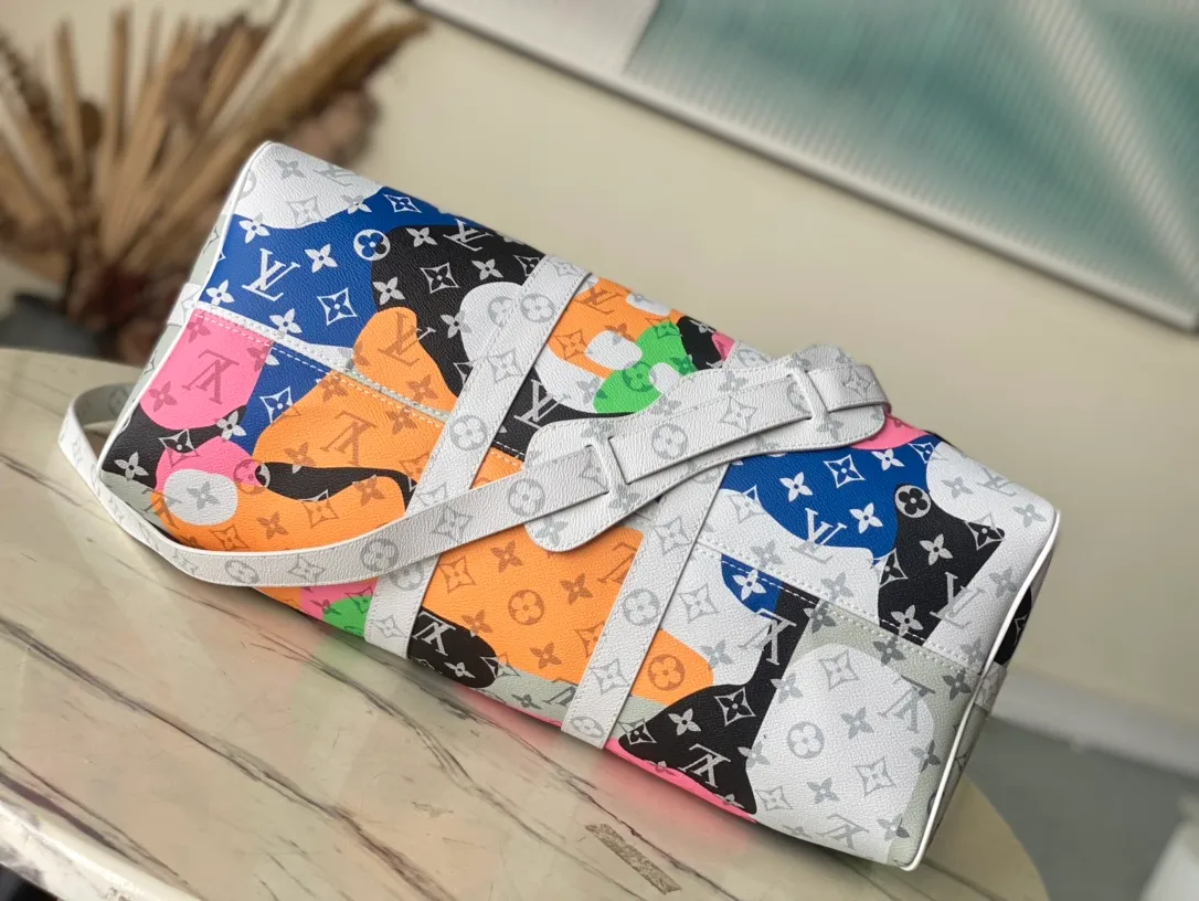 💰1480 Top Original Order M23160 This Keepall Bandouliere45 travel bag combines Monogram coated canvas and cow leather, injecting fashion into the LV Portrait series. The abstract splicing on the Monogram pattern forms a mysterious face outline, and the eye-shaped leather patches on the front and rear enhance the three-dimensional look. Dimensions: 45 × 27 × 20 cm