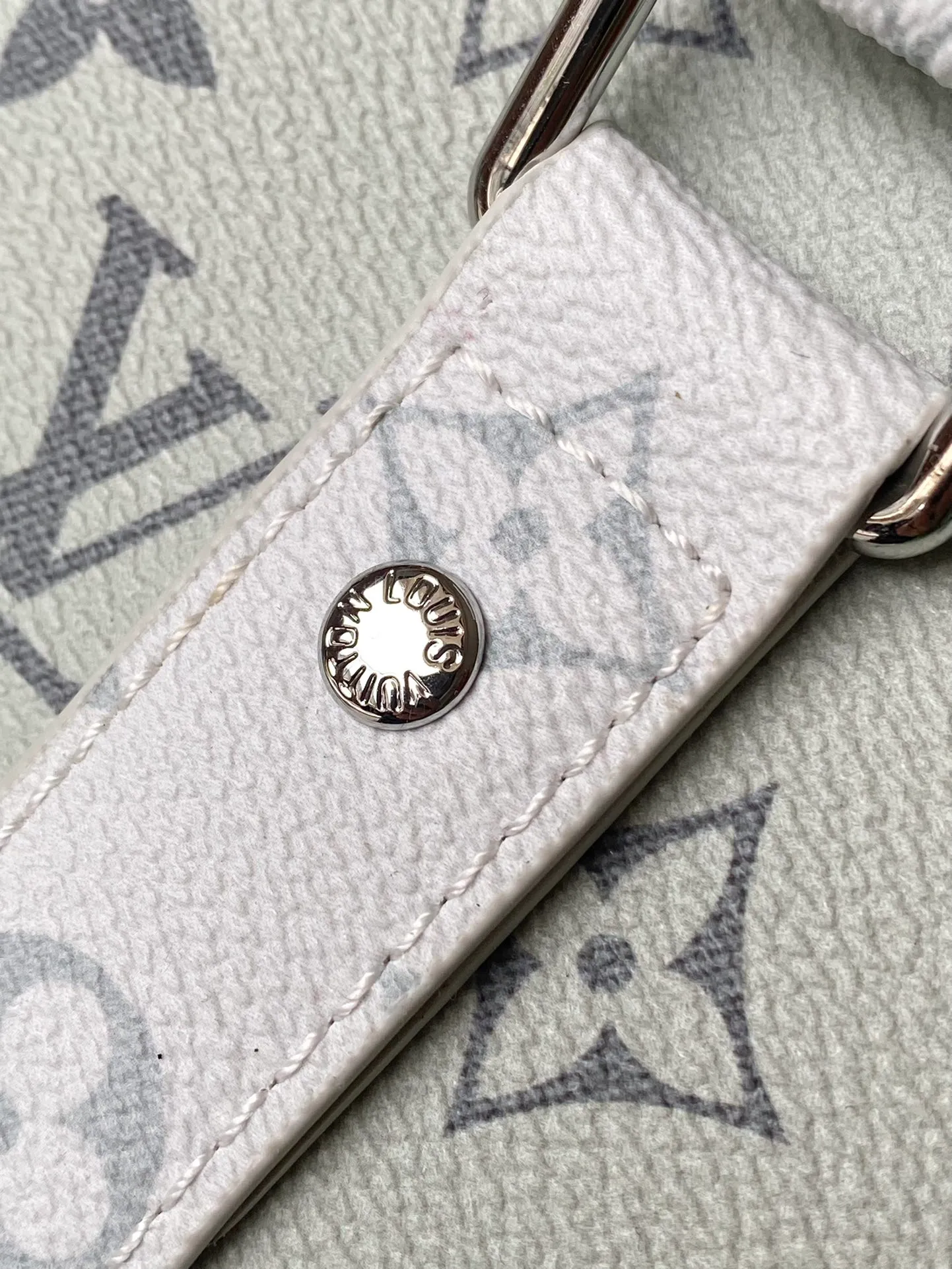 💰1480 Top Original Order M23160 This Keepall Bandouliere45 travel bag combines Monogram coated canvas and cow leather, injecting fashion into the LV Portrait series. The abstract splicing on the Monogram pattern forms a mysterious face outline, and the eye-shaped leather patches on the front and rear enhance the three-dimensional look. Dimensions: 45 × 27 × 20 cm