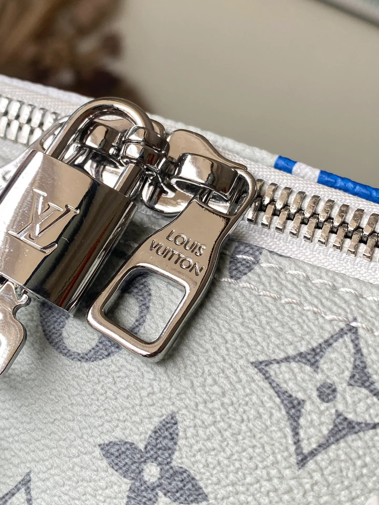 💰1480 Top Original Order M23160 This Keepall Bandouliere45 travel bag combines Monogram coated canvas and cow leather, injecting fashion into the LV Portrait series. The abstract splicing on the Monogram pattern forms a mysterious face outline, and the eye-shaped leather patches on the front and rear enhance the three-dimensional look. Dimensions: 45 × 27 × 20 cm