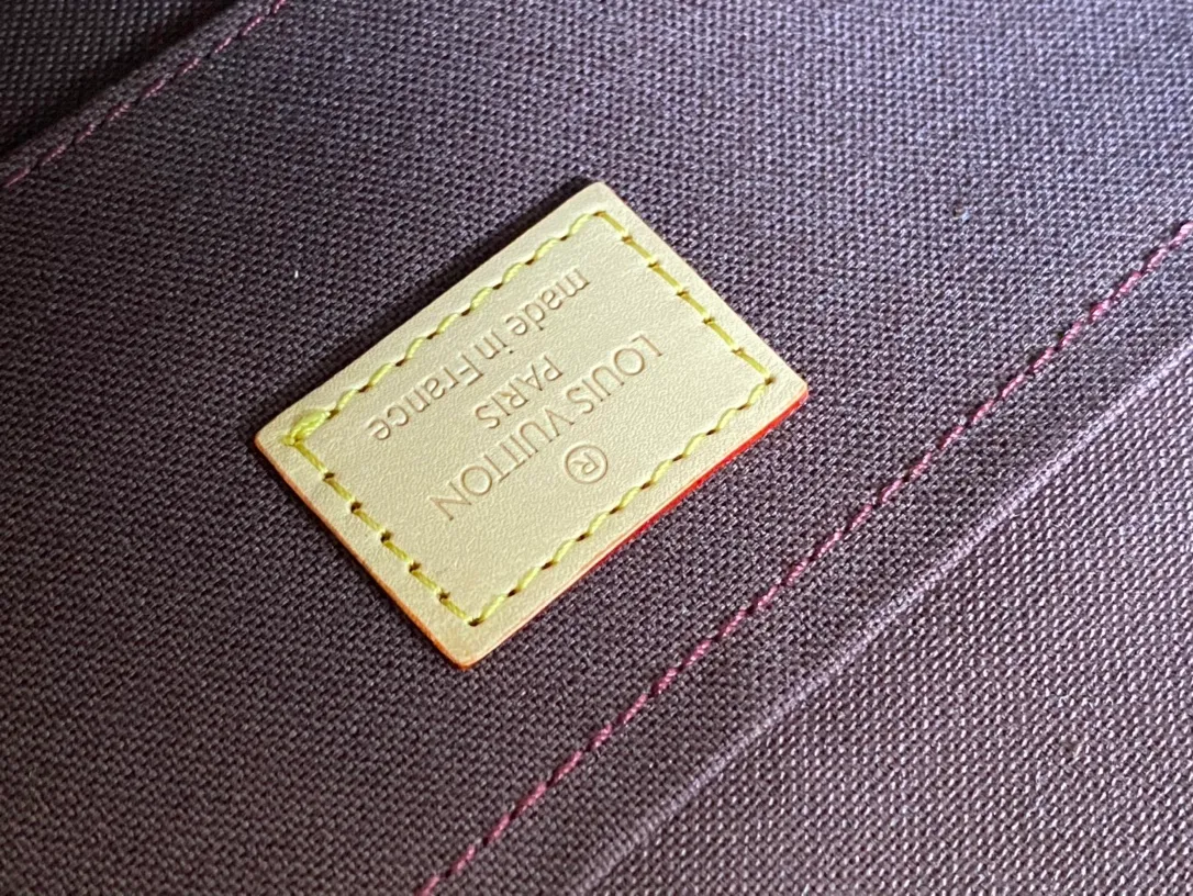 💰640 Top original order M40718 Presbyopia ✨M41129 Brown grid N41275 White grid A small and lightweight handbag made of Monogram canvas, it is a classic style that you can carry on any occasion. The magnet adsorption buckle is more convenient to use. Customized pure bronze hardware, 100% original tree paste leather imported from Italy, size 28×17×4cm