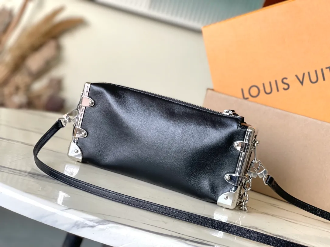 💰1420 (first-grain leather) Top-quality original order M25445 This Slim Trunk handbag draws inspiration from Louis Vuitton’s traditional hard trunk. The soft cow leather is integrated with rivet frames and metal S-lock locks, highlighting the avant-garde rock style. The shiny chain and adjustable leather shoulder strap are both detachable, providing a variety of carrying options. Dimensions: 23 × 12 × 4 cm