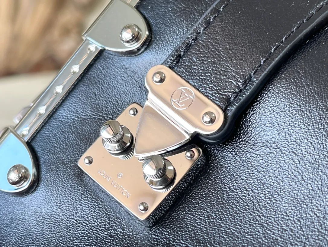 💰1420 (first-grain leather) Top-quality original order M25445 This Slim Trunk handbag draws inspiration from Louis Vuitton’s traditional hard trunk. The soft cow leather is integrated with rivet frames and metal S-lock locks, highlighting the avant-garde rock style. The shiny chain and adjustable leather shoulder strap are both detachable, providing a variety of carrying options. Dimensions: 23 × 12 × 4 cm