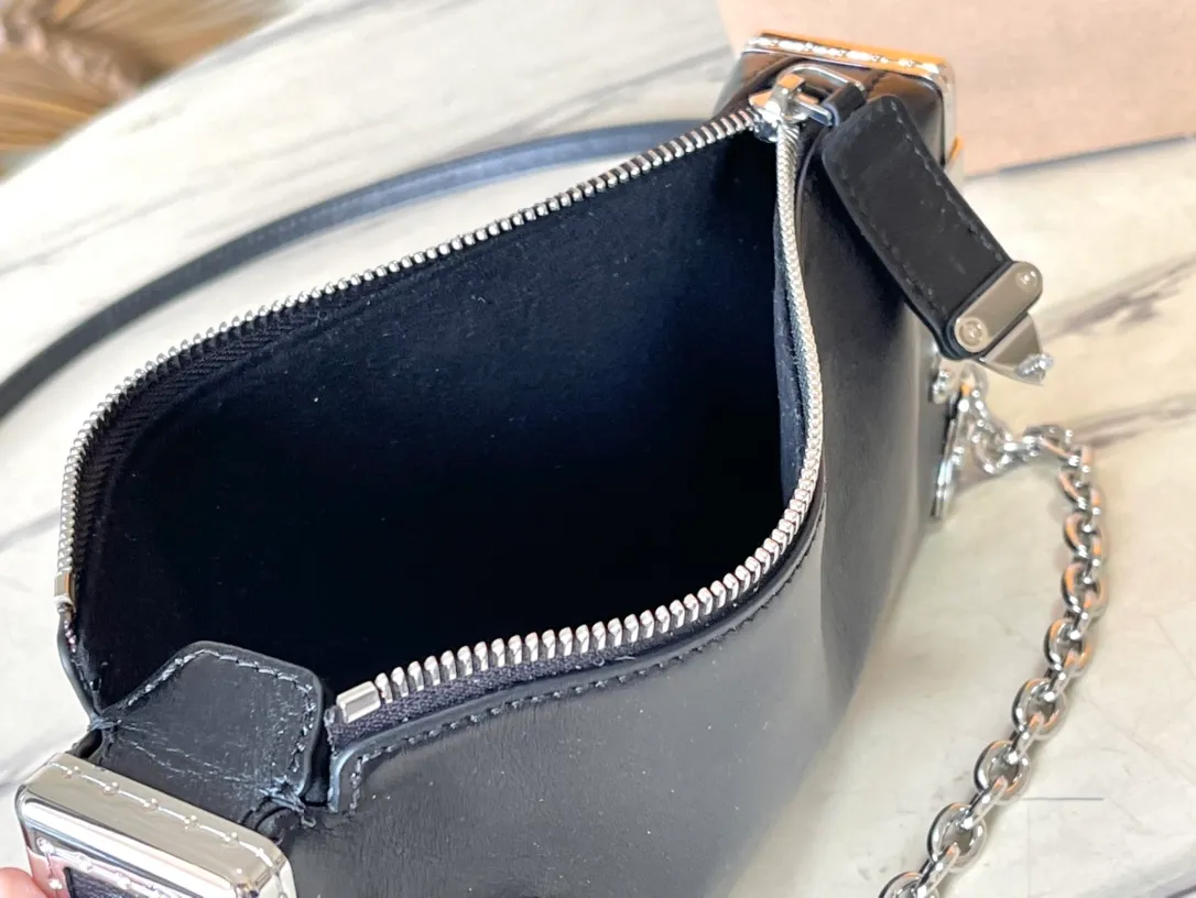💰1420 (first-grain leather) Top-quality original order M25445 This Slim Trunk handbag draws inspiration from Louis Vuitton’s traditional hard trunk. The soft cow leather is integrated with rivet frames and metal S-lock locks, highlighting the avant-garde rock style. The shiny chain and adjustable leather shoulder strap are both detachable, providing a variety of carrying options. Dimensions: 23 × 12 × 4 cm