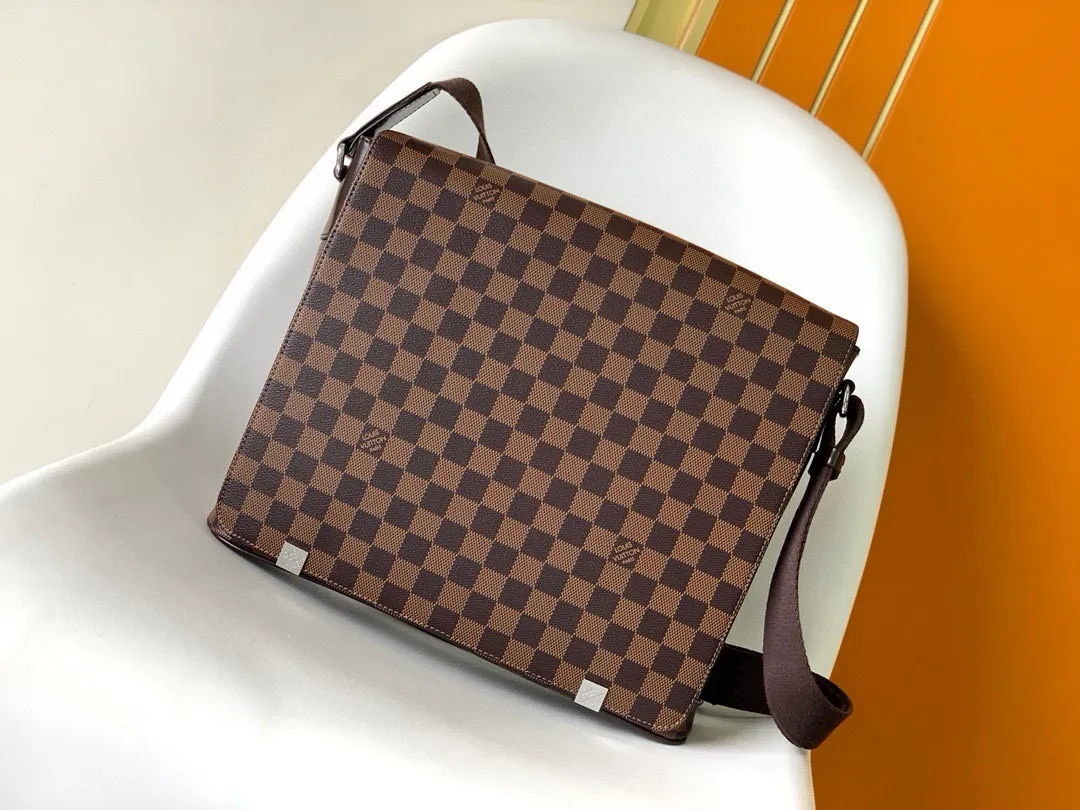 💰800 Top original order N41029 Black Check N41032 Feige counter new men's crossbody bag, first-class quality, perfect pk counter DistrictC medium handbag's large capacity and multi-pocket design can accommodate A4 size documents, iPads and other items, making it an ideal choice for urban men. Gorgeous Damier Ebène canvas completes it all-steel laser hardware. Size: 33*29*8cm