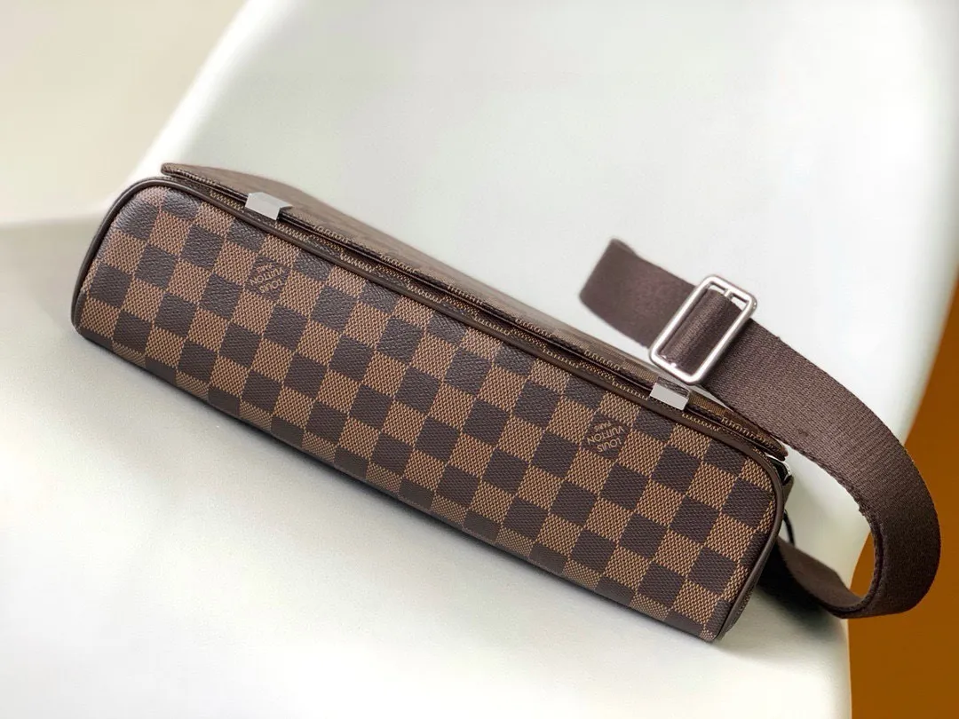💰800 Top original order N41029 Black Check N41032 Feige counter new men's crossbody bag, first-class quality, perfect pk counter DistrictC medium handbag's large capacity and multi-pocket design can accommodate A4 size documents, iPads and other items, making it an ideal choice for urban men. Gorgeous Damier Ebène canvas completes it all-steel laser hardware. Size: 33*29*8cm
