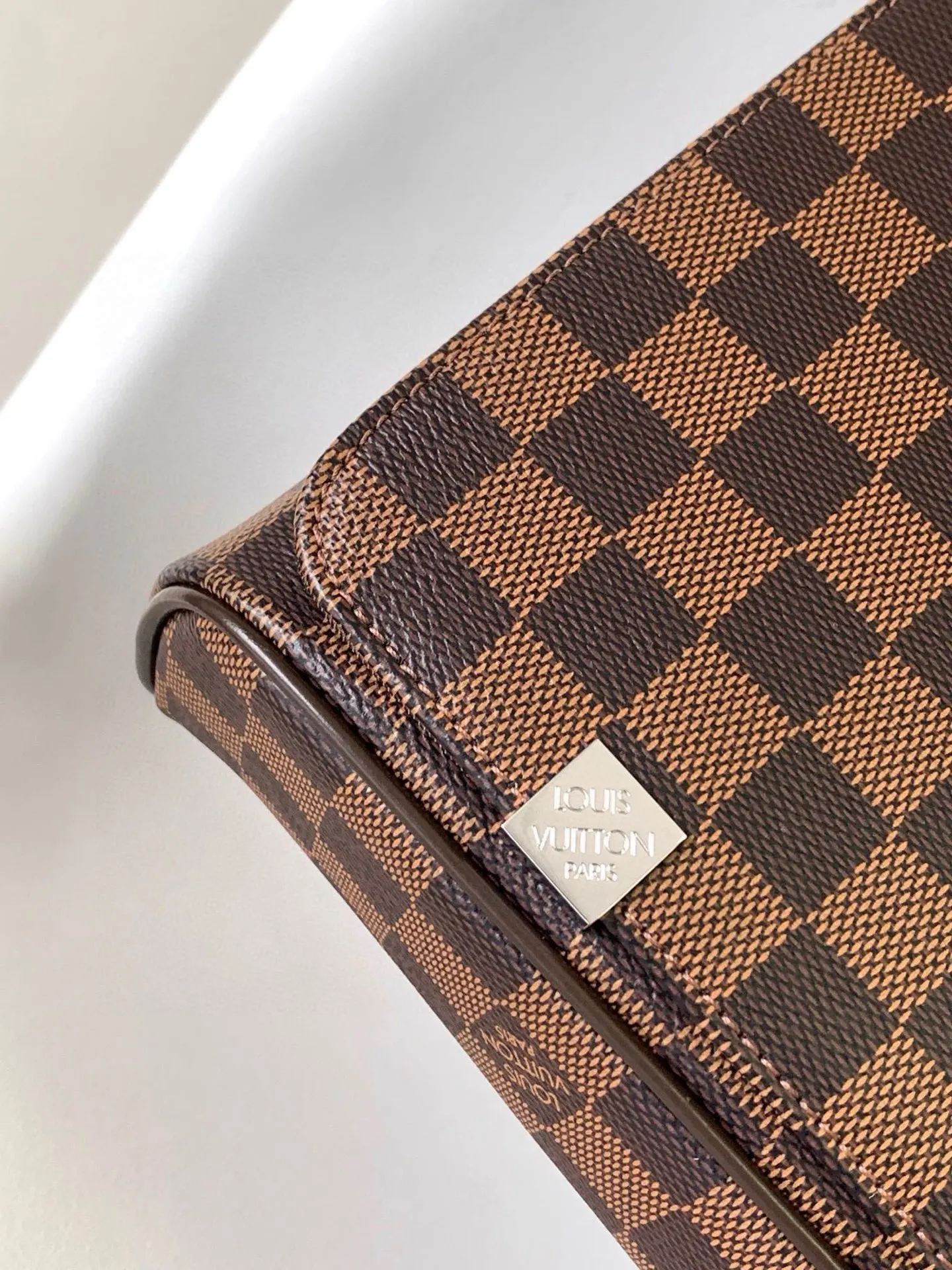💰800 Top original order N41029 Black Check N41032 Feige counter new men's crossbody bag, first-class quality, perfect pk counter DistrictC medium handbag's large capacity and multi-pocket design can accommodate A4 size documents, iPads and other items, making it an ideal choice for urban men. Gorgeous Damier Ebène canvas completes it all-steel laser hardware. Size: 33*29*8cm