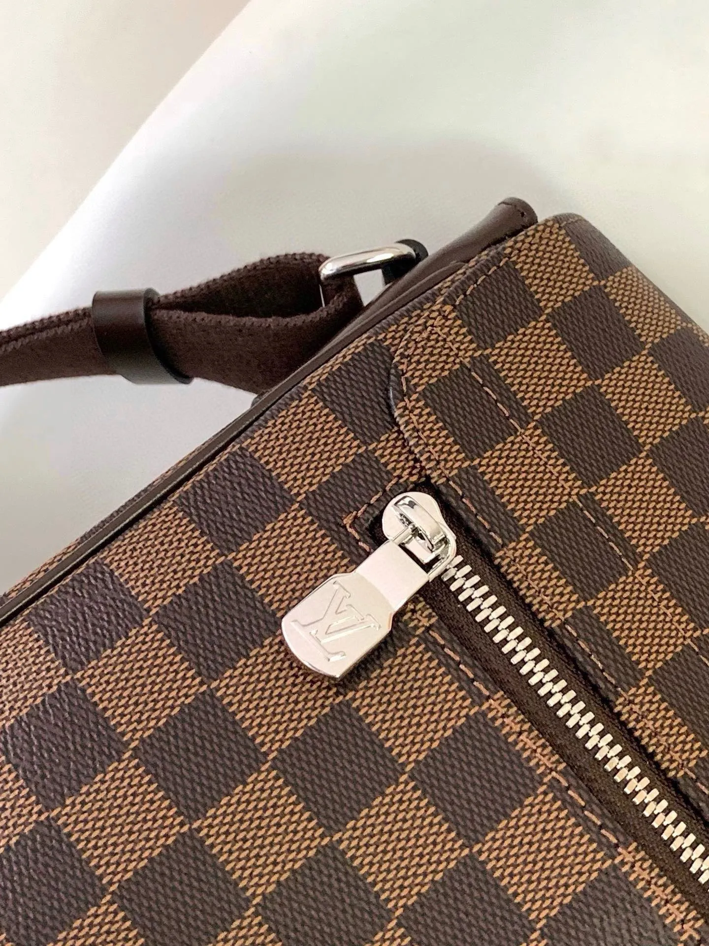 💰800 Top original order N41029 Black Check N41032 Feige counter new men's crossbody bag, first-class quality, perfect pk counter DistrictC medium handbag's large capacity and multi-pocket design can accommodate A4 size documents, iPads and other items, making it an ideal choice for urban men. Gorgeous Damier Ebène canvas completes it all-steel laser hardware. Size: 33*29*8cm