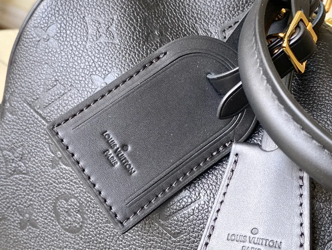 💰1200 (top layer leather) top original order M47186 black This Speedy Soft30 handbag renews the classic design of the Speedy handbag, using Monogram Empreinte leather and suede cow leather lining to create a light and soft structure. Whether carried by hand, cross-body or shoulder, you can create a trendy look. Dimensions: 21 × 17 × 30 cm