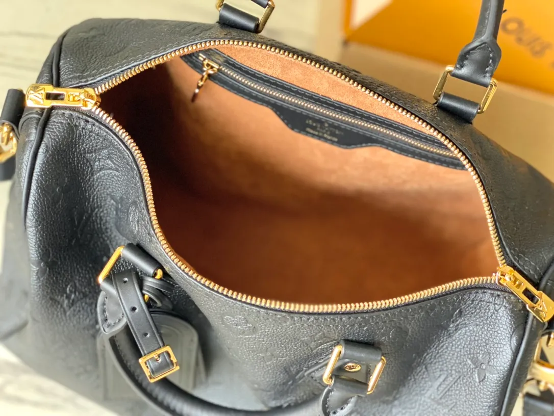 💰1200 (top layer leather) top original order M47186 black This Speedy Soft30 handbag renews the classic design of the Speedy handbag, using Monogram Empreinte leather and suede cow leather lining to create a light and soft structure. Whether carried by hand, cross-body or shoulder, you can create a trendy look. Dimensions: 21 × 17 × 30 cm