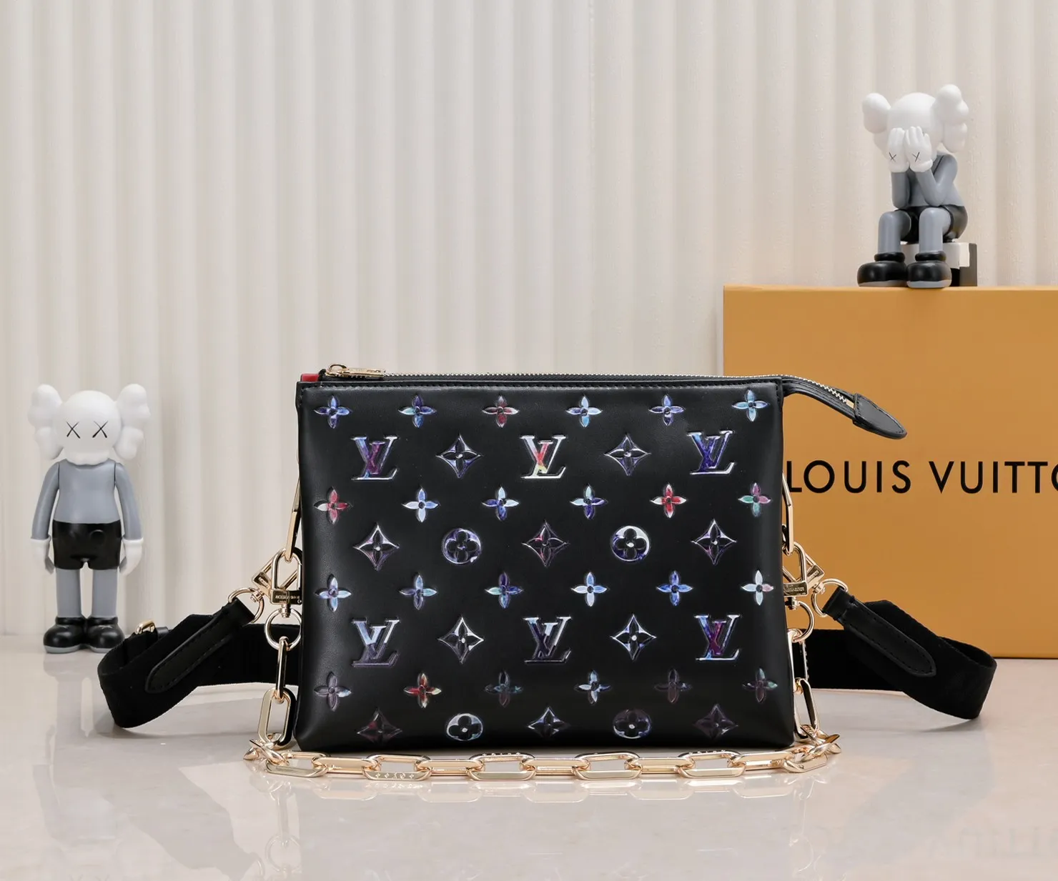 ¥340💰 Exclusive real shot-upgraded version ‼ ️ M21353 color printing 57790 This small Coussin handbag is made of Monogram embossed sheep leather, and the floral pattern is cleverly integrated into the LV letters and Monogram flowers. The chunky chain makes it easy to carry over the shoulder, and the wide adjustable fabric strap makes it easy to wear cross-body. Dimensions: 26.0 x 20.0 x 12.0 cm (length x height x width)