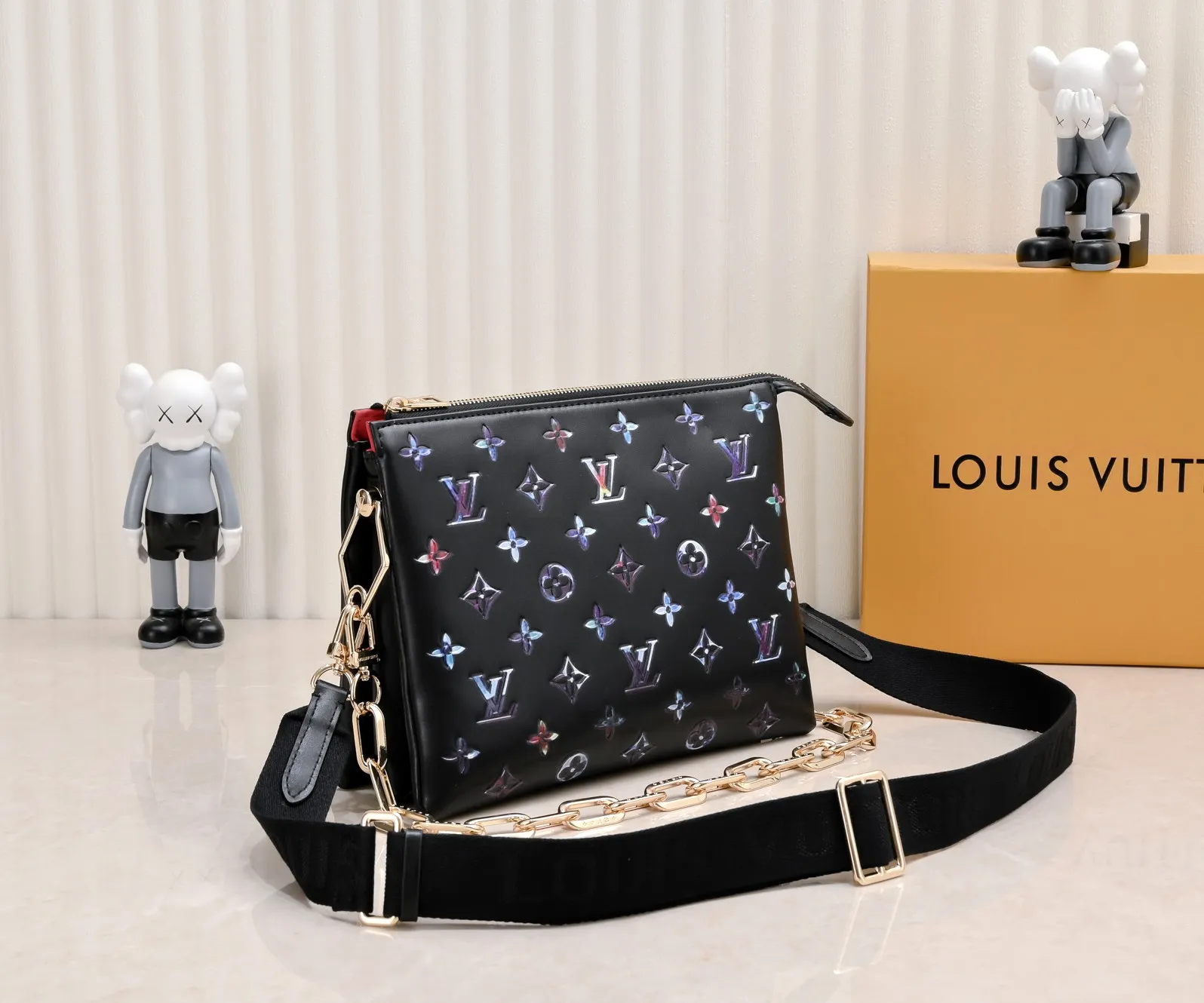 ¥340💰 Exclusive real shot-upgraded version ‼ ️ M21353 color printing 57790 This small Coussin handbag is made of Monogram embossed sheep leather, and the floral pattern is cleverly integrated into the LV letters and Monogram flowers. The chunky chain makes it easy to carry over the shoulder, and the wide adjustable fabric strap makes it easy to wear cross-body. Dimensions: 26.0 x 20.0 x 12.0 cm (length x height x width)