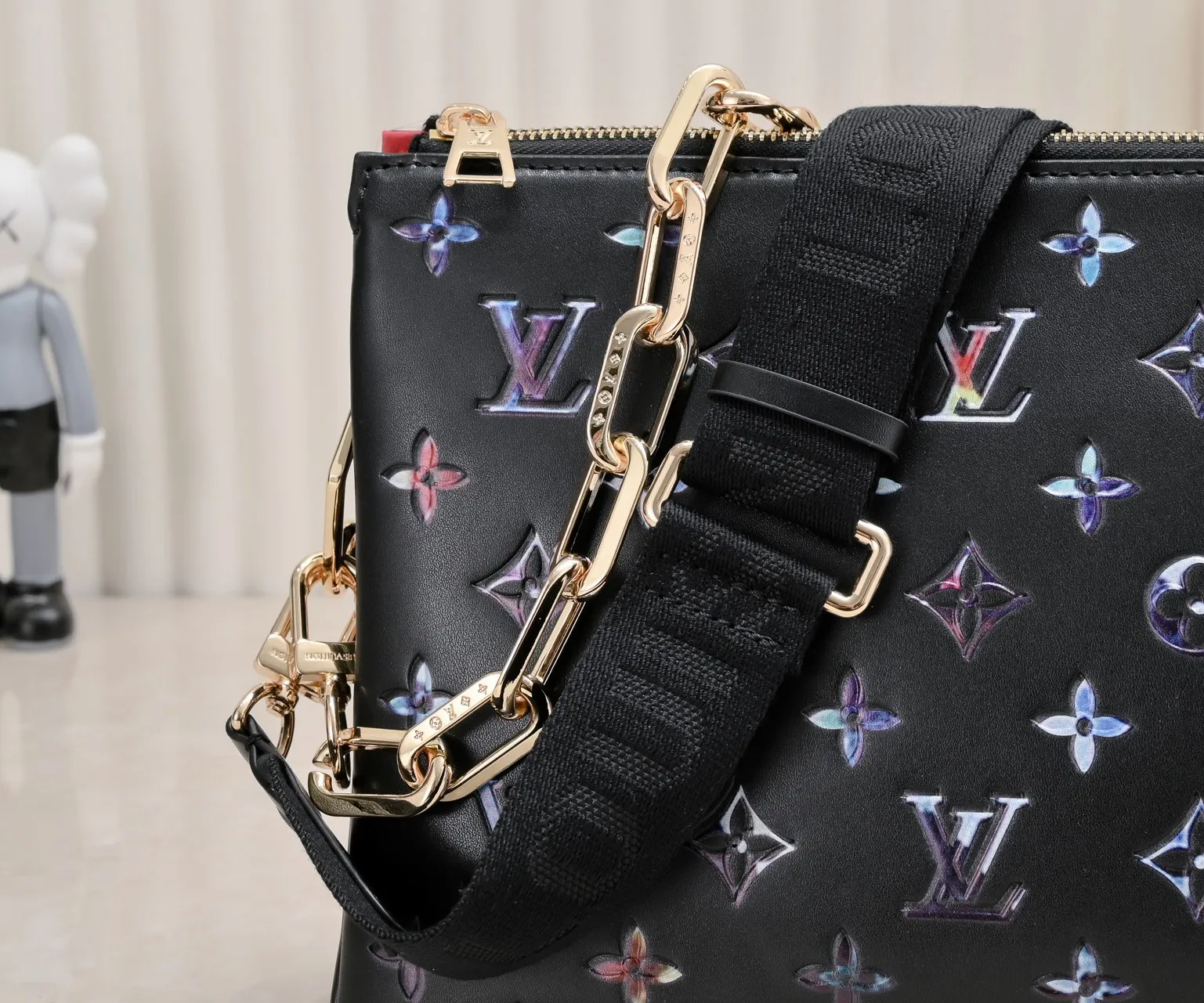 ¥340💰 Exclusive real shot-upgraded version ‼ ️ M21353 color printing 57790 This small Coussin handbag is made of Monogram embossed sheep leather, and the floral pattern is cleverly integrated into the LV letters and Monogram flowers. The chunky chain makes it easy to carry over the shoulder, and the wide adjustable fabric strap makes it easy to wear cross-body. Dimensions: 26.0 x 20.0 x 12.0 cm (length x height x width)