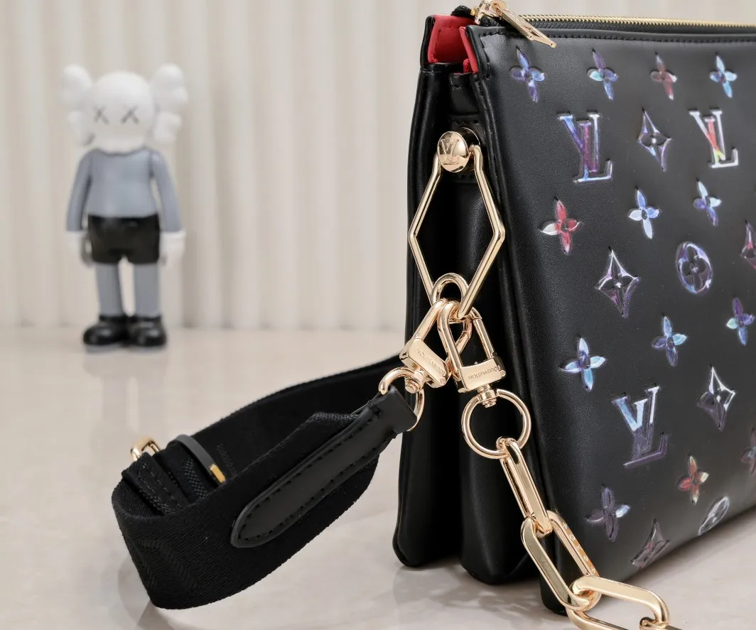 ¥340💰 Exclusive real shot-upgraded version ‼ ️ M21353 color printing 57790 This small Coussin handbag is made of Monogram embossed sheep leather, and the floral pattern is cleverly integrated into the LV letters and Monogram flowers. The chunky chain makes it easy to carry over the shoulder, and the wide adjustable fabric strap makes it easy to wear cross-body. Dimensions: 26.0 x 20.0 x 12.0 cm (length x height x width)