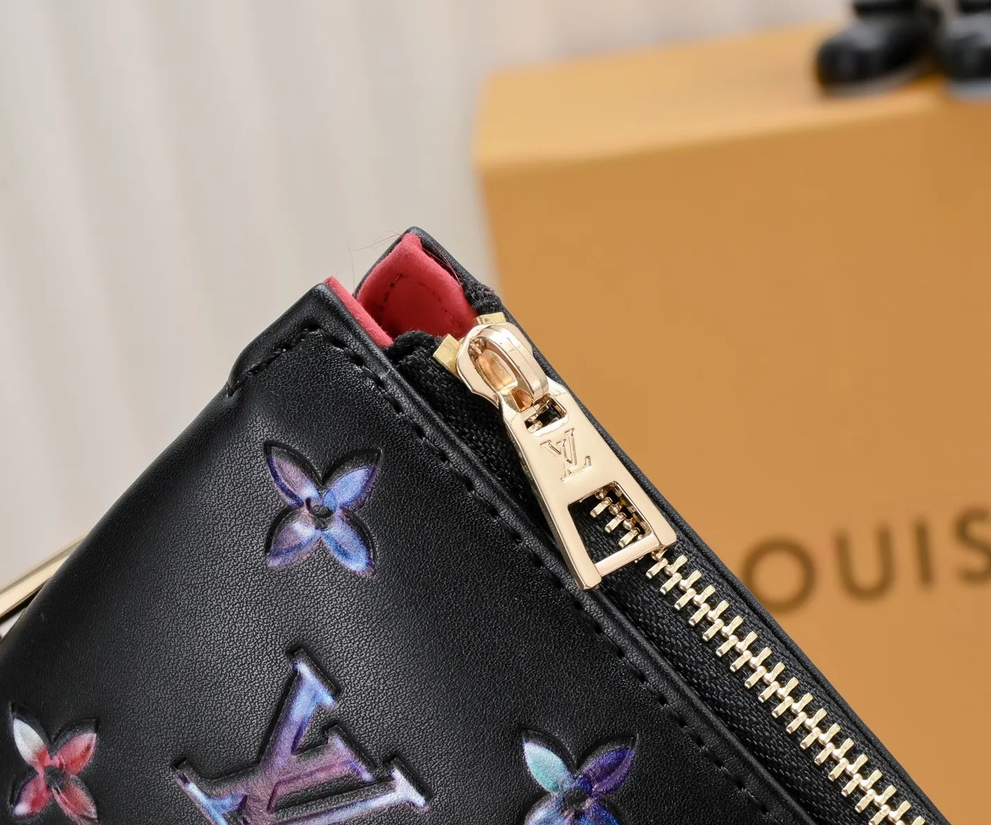 ¥340💰 Exclusive real shot-upgraded version ‼ ️ M21353 color printing 57790 This small Coussin handbag is made of Monogram embossed sheep leather, and the floral pattern is cleverly integrated into the LV letters and Monogram flowers. The chunky chain makes it easy to carry over the shoulder, and the wide adjustable fabric strap makes it easy to wear cross-body. Dimensions: 26.0 x 20.0 x 12.0 cm (length x height x width)