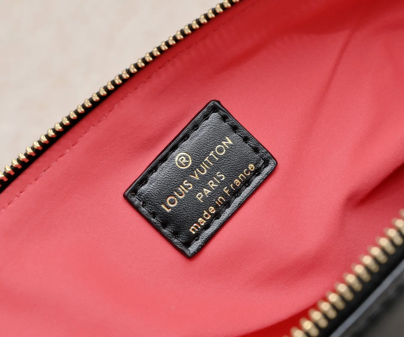 ¥340💰 Exclusive real shot-upgraded version ‼ ️ M21353 color printing 57790 This small Coussin handbag is made of Monogram embossed sheep leather, and the floral pattern is cleverly integrated into the LV letters and Monogram flowers. The chunky chain makes it easy to carry over the shoulder, and the wide adjustable fabric strap makes it easy to wear cross-body. Dimensions: 26.0 x 20.0 x 12.0 cm (length x height x width)