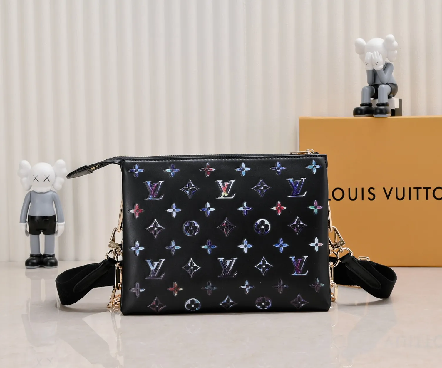 ¥340💰 Exclusive real shot-upgraded version ‼ ️ M21353 color printing 57790 This small Coussin handbag is made of Monogram embossed sheep leather, and the floral pattern is cleverly integrated into the LV letters and Monogram flowers. The chunky chain makes it easy to carry over the shoulder, and the wide adjustable fabric strap makes it easy to wear cross-body. Dimensions: 26.0 x 20.0 x 12.0 cm (length x height x width)