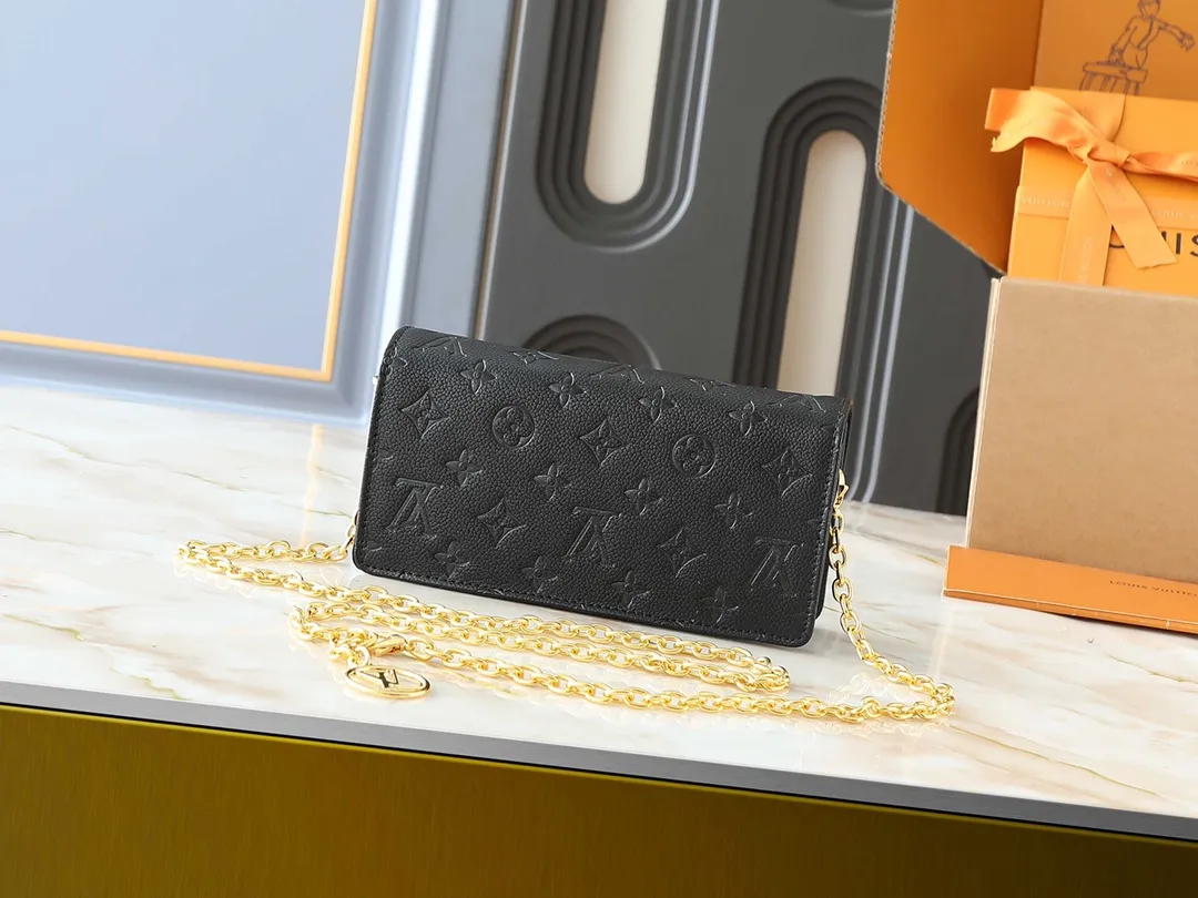 💰200💰Upgraded from the original M83233 Wallet On Chain Metis, made of grained Monogram Empreinte leather with the brand's Monogram pattern embossed on it. The appearance has a distinctive trapezoidal design, the front flap is fixed with an S-lock, and the full leather embossed chain cover woc shoulder bag is inherited from the classic Louis Vuitton suitcase. Detachable chain allows for cross-body wear. Dimensions: 22.0 x 15.0 x 5.5 cm