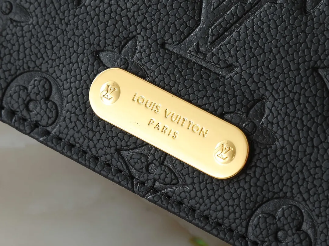 💰200💰Upgraded from the original M83233 Wallet On Chain Metis, made of grained Monogram Empreinte leather with the brand's Monogram pattern embossed on it. The appearance has a distinctive trapezoidal design, the front flap is fixed with an S-lock, and the full leather embossed chain cover woc shoulder bag is inherited from the classic Louis Vuitton suitcase. Detachable chain allows for cross-body wear. Dimensions: 22.0 x 15.0 x 5.5 cm